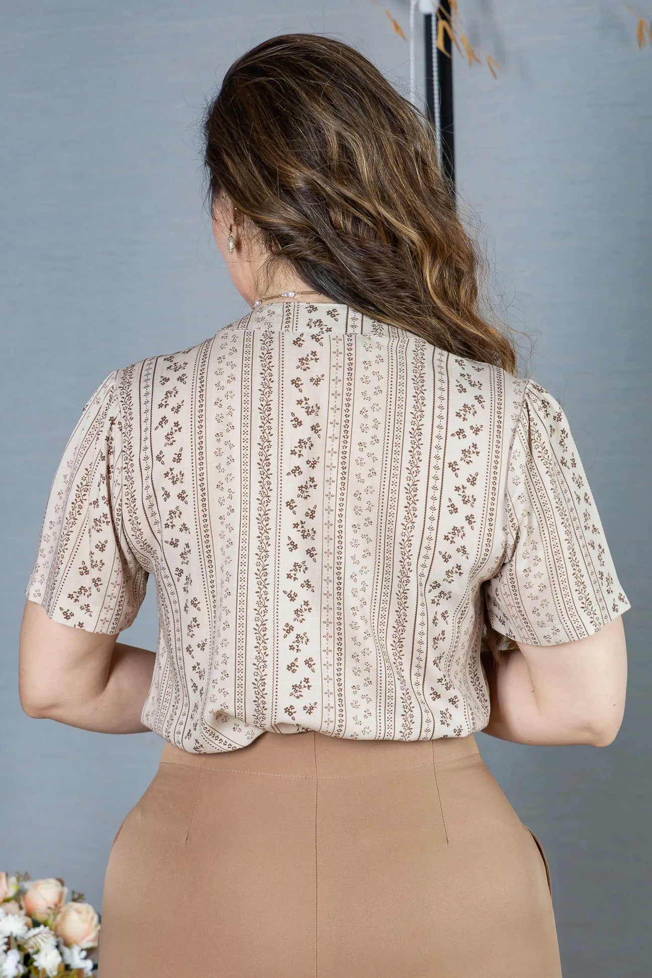 Blusa Manga Curta Decote em "V" em Visco-Linho Estampada Elisabeth Marrom