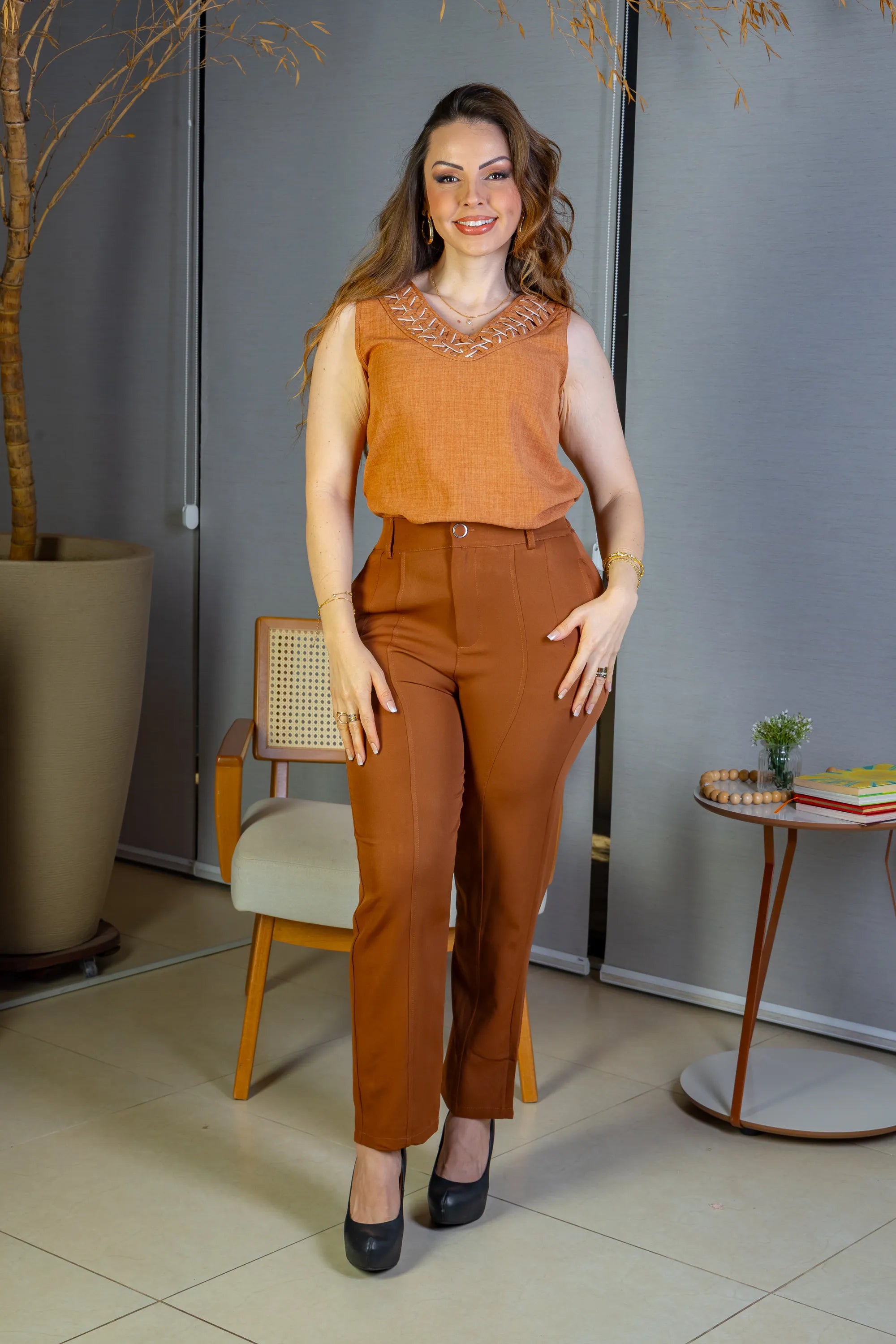 Blusa Regata Decote "V" Detalhe Trançado Em Visco Soft Liliane Marrom