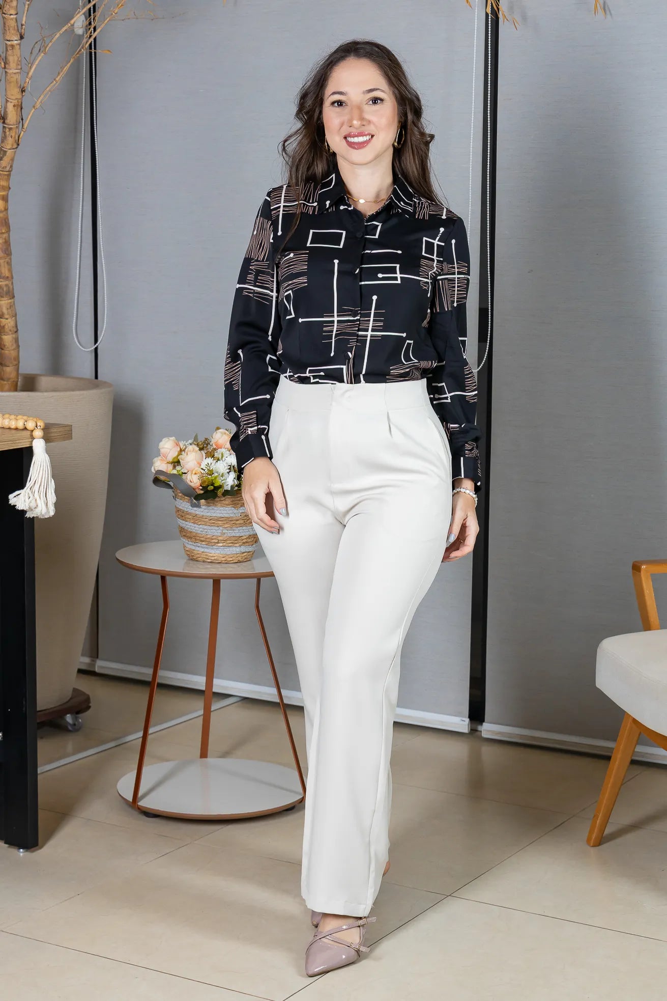 Camisa Manga Longa Crepe Classic Fecho em Botões Estampa Geométrica Sara Preta