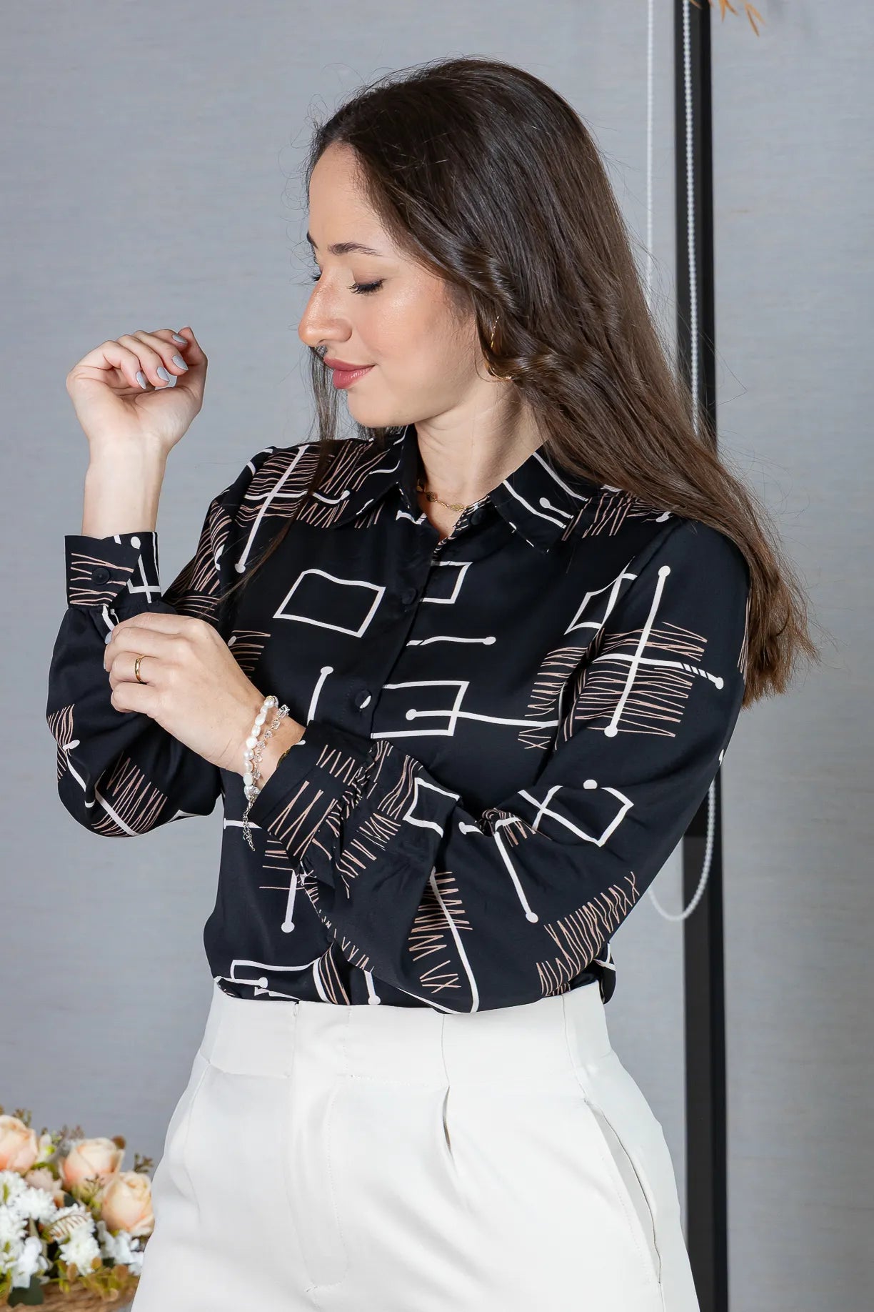 Camisa Manga Longa Crepe Classic Fecho em Botões Estampa Geométrica Sara Preta