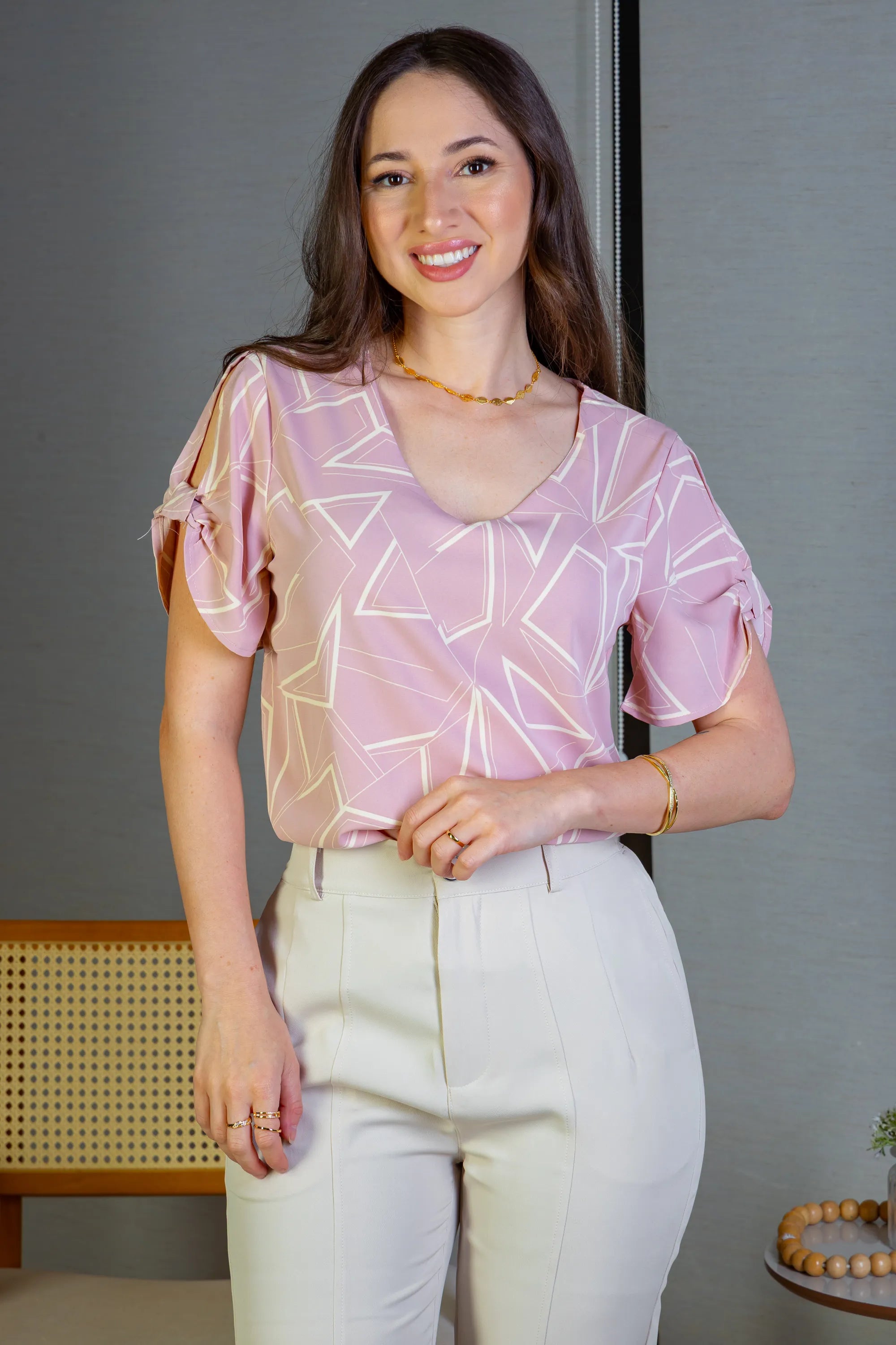 Blusa Manga Curta Decote "V" Crepe Classic Margot Estampada Rosa