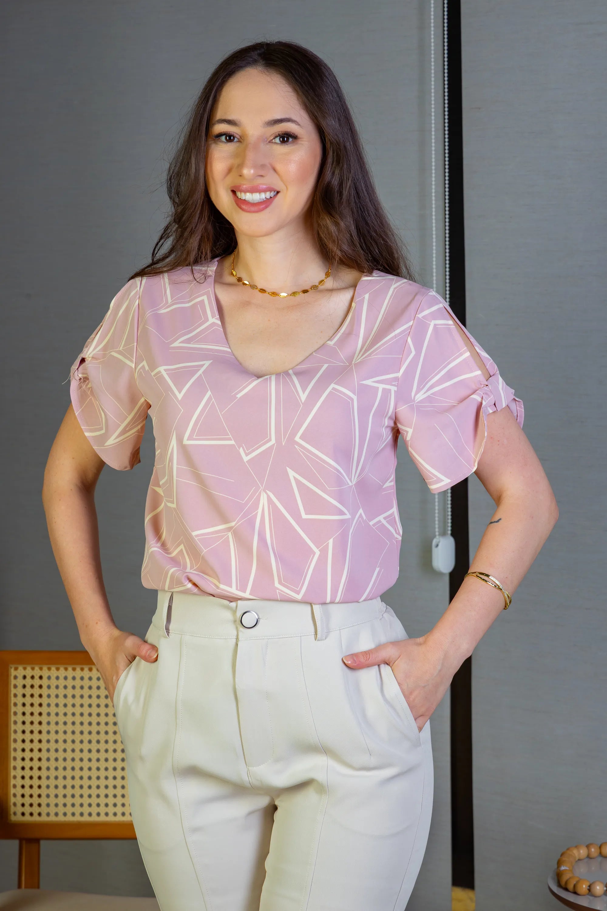 Blusa Manga Curta Decote "V" Crepe Classic Margot Estampada Rosa