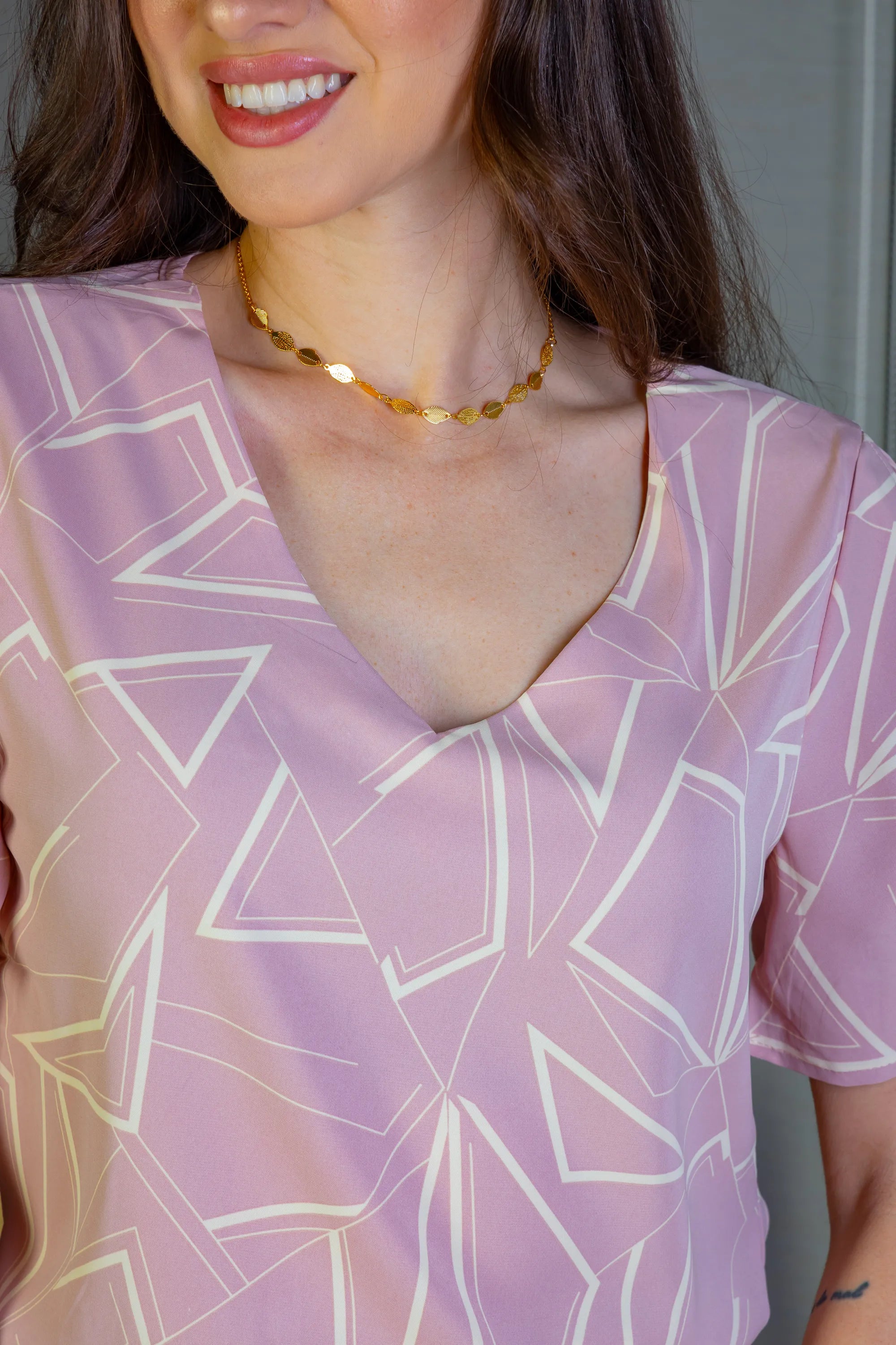 Blusa Manga Curta Decote "V" Crepe Classic Margot Estampada Rosa