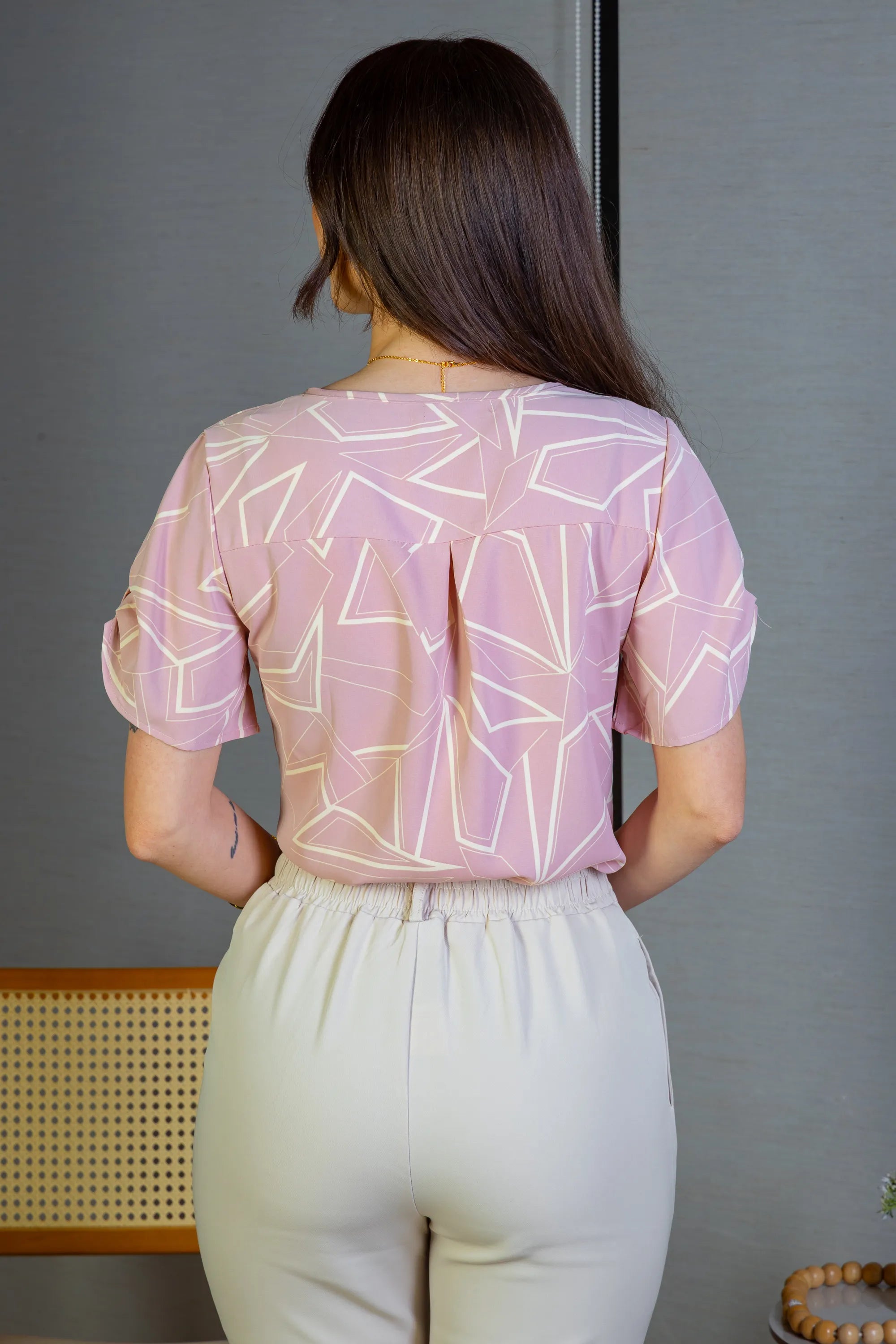 Blusa Manga Curta Decote "V" Crepe Classic Margot Estampada Rosa