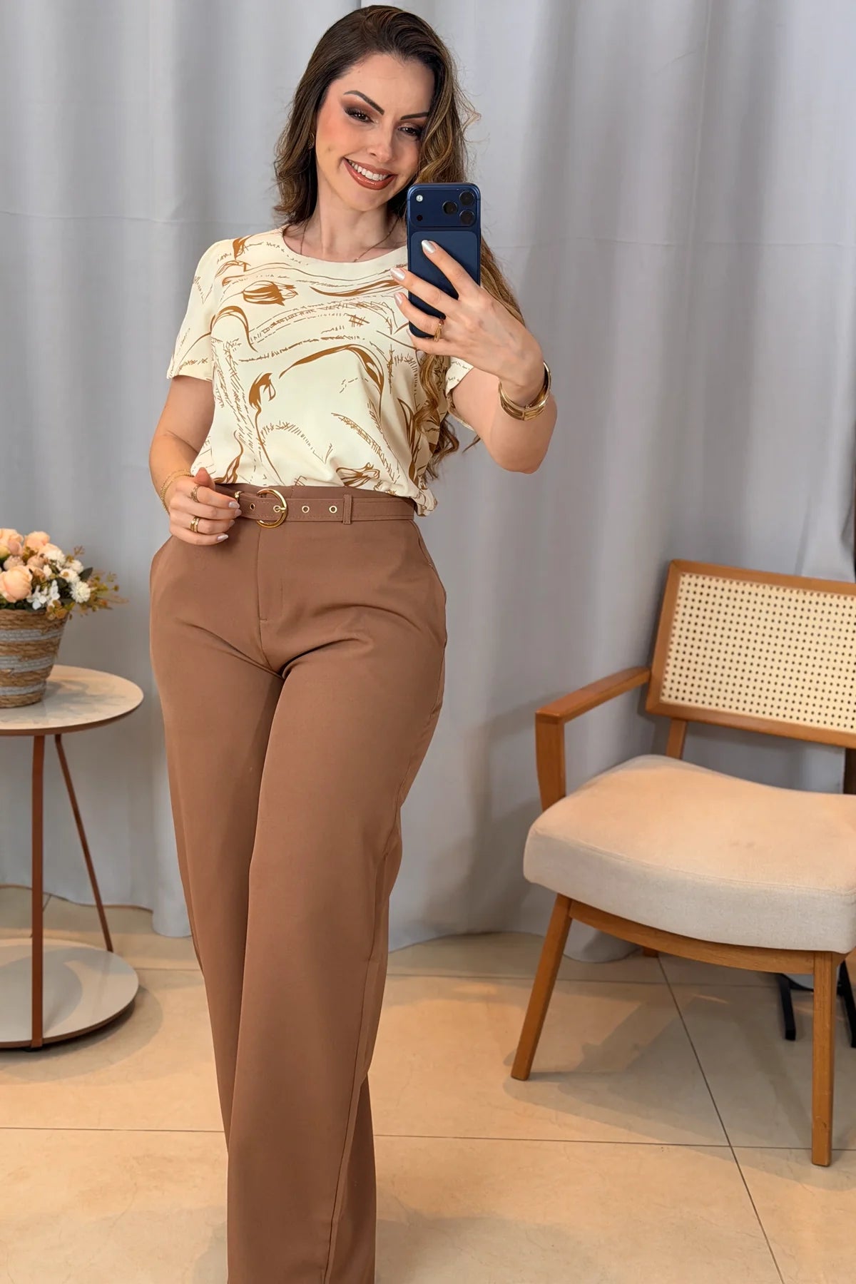 Conjunto: Blusa Manga Curta com Detalhe em Botão Crepe Classic Estampada Jade Bege + Calça Pantalona em Alfaiataria com Cinto Encapado Cinthia Marrom Claro
