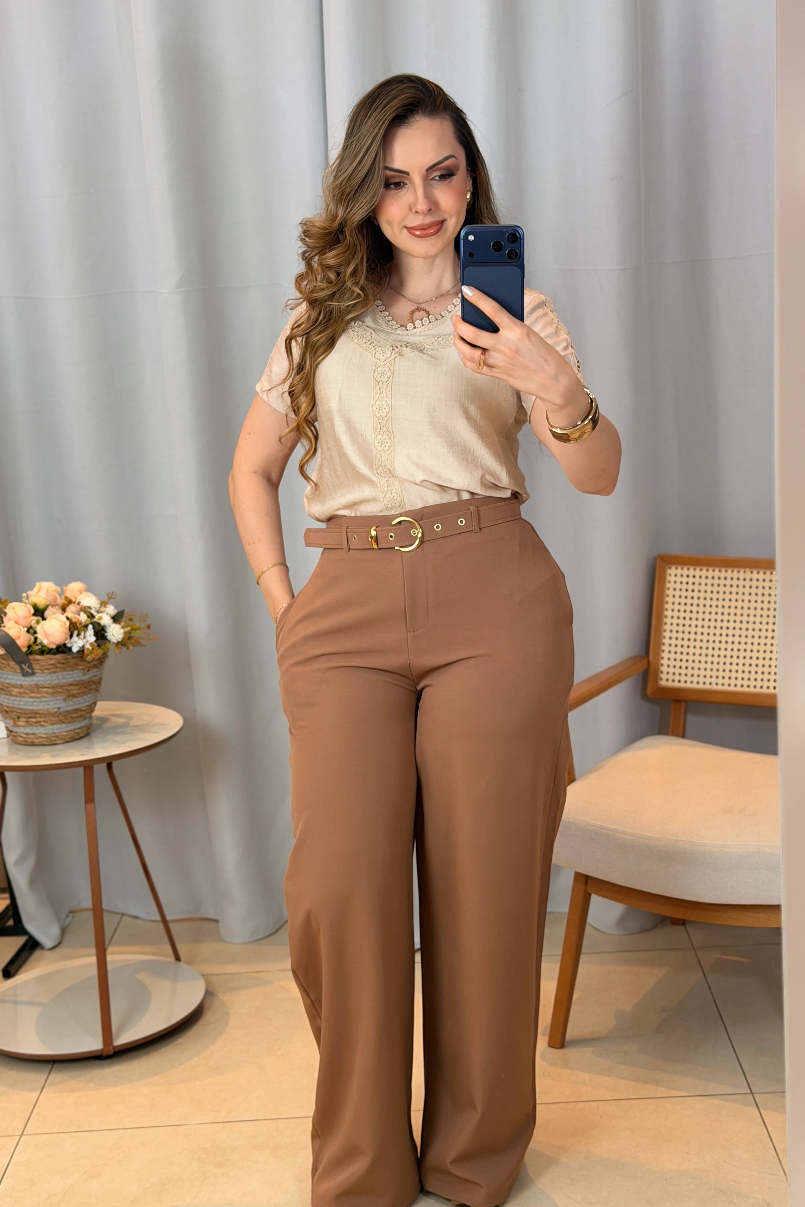 Conjunto: Blusa Manga Curta Decote em "V" em Visco Brise com Detalhes Bordados Thais Bege + Calça Pantalona em Alfaiataria com Cinto Encapado Cinthia Marrom Claro