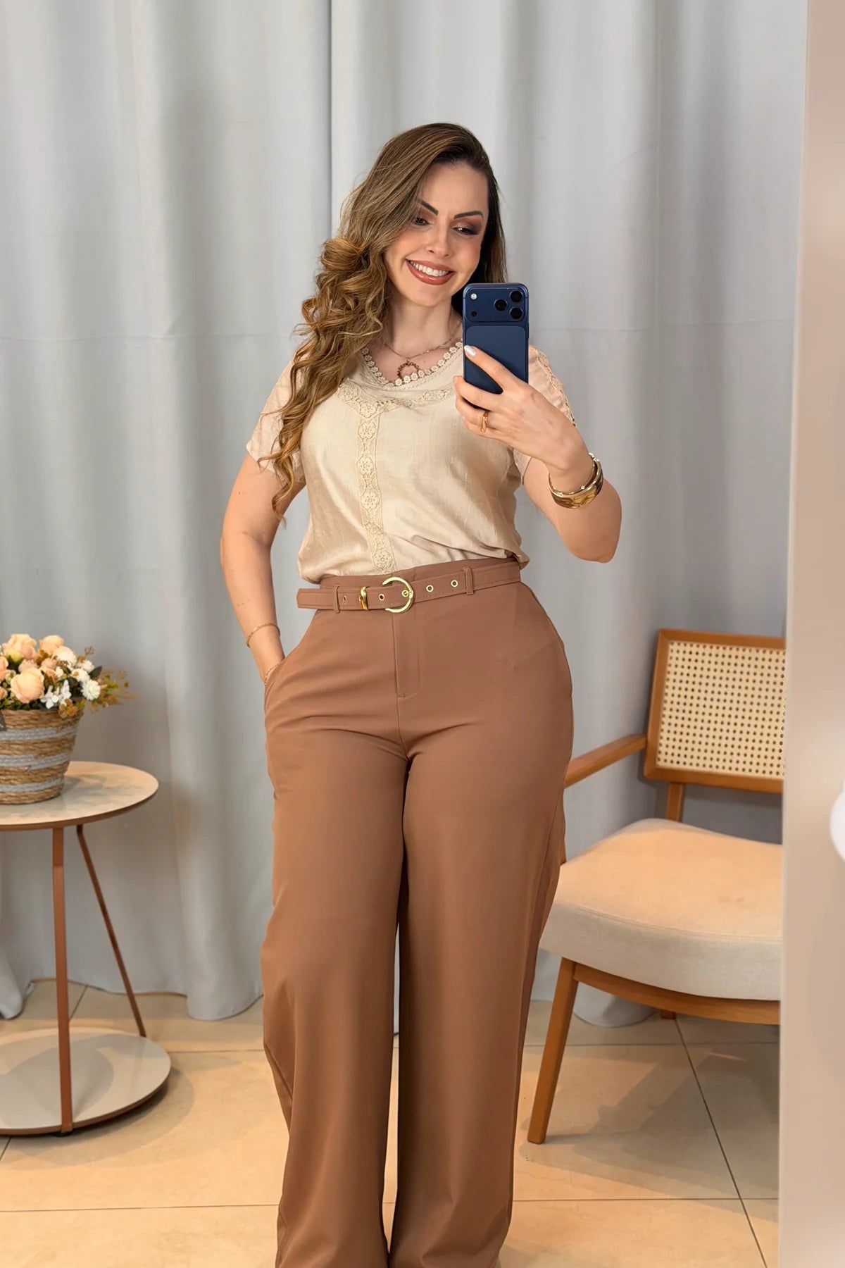 Conjunto: Blusa Manga Curta Decote em "V" em Visco Brise com Detalhes Bordados Thais Bege + Calça Pantalona em Alfaiataria com Cinto Encapado Cinthia Marrom Claro