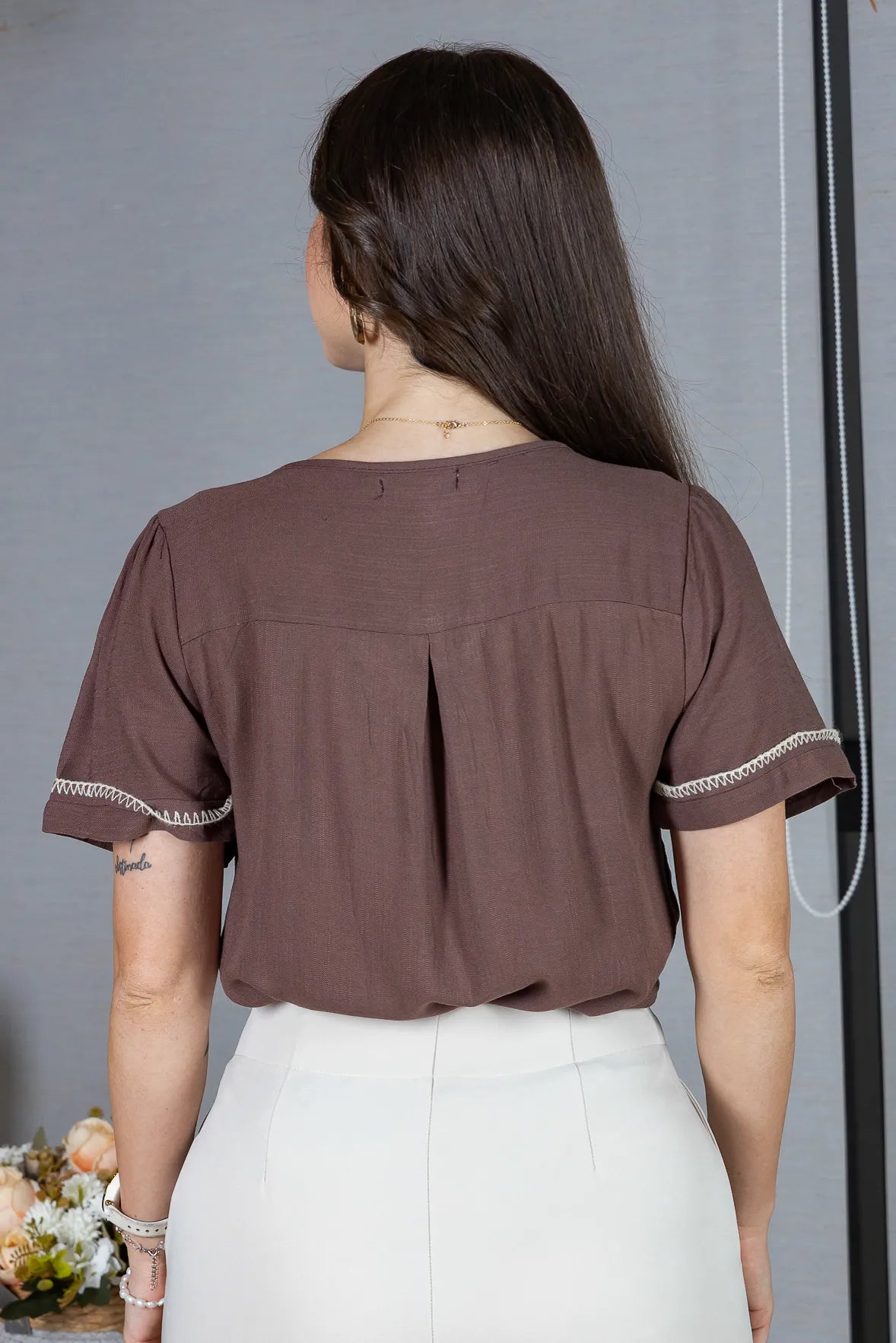 Blusa Manga Curta Visco-Linho Decote em "V" com Botões e Ponto Contrastante Maxine Marrom