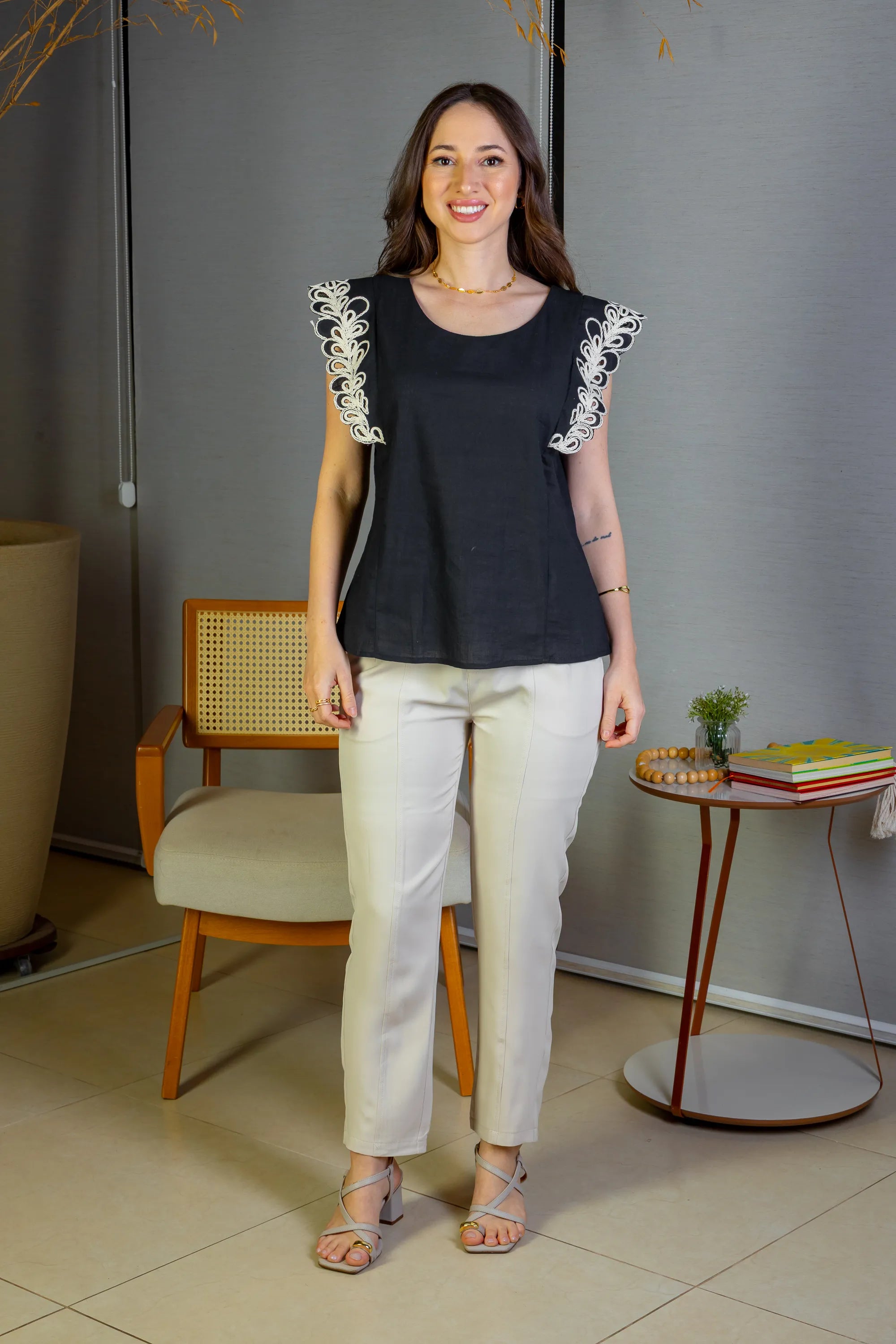 Blusa Regata Detalhe Bordado Em Visco Comfort Juliane Preta