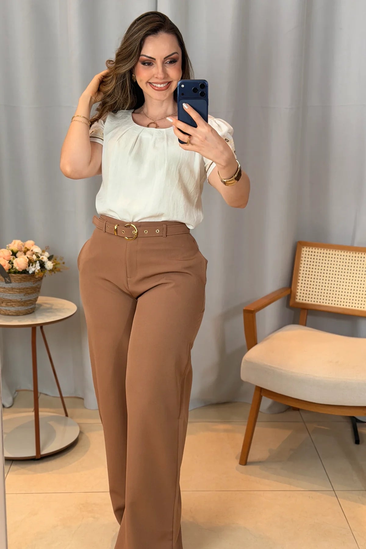 Conjunto: Blusa Manga Curta em Visco Soft com Bordado Geométrico e Colo em Pregas Cássia Branca + Calça Pantalona em Alfaiataria com Cinto Encapado Cinthia Marrom Claro