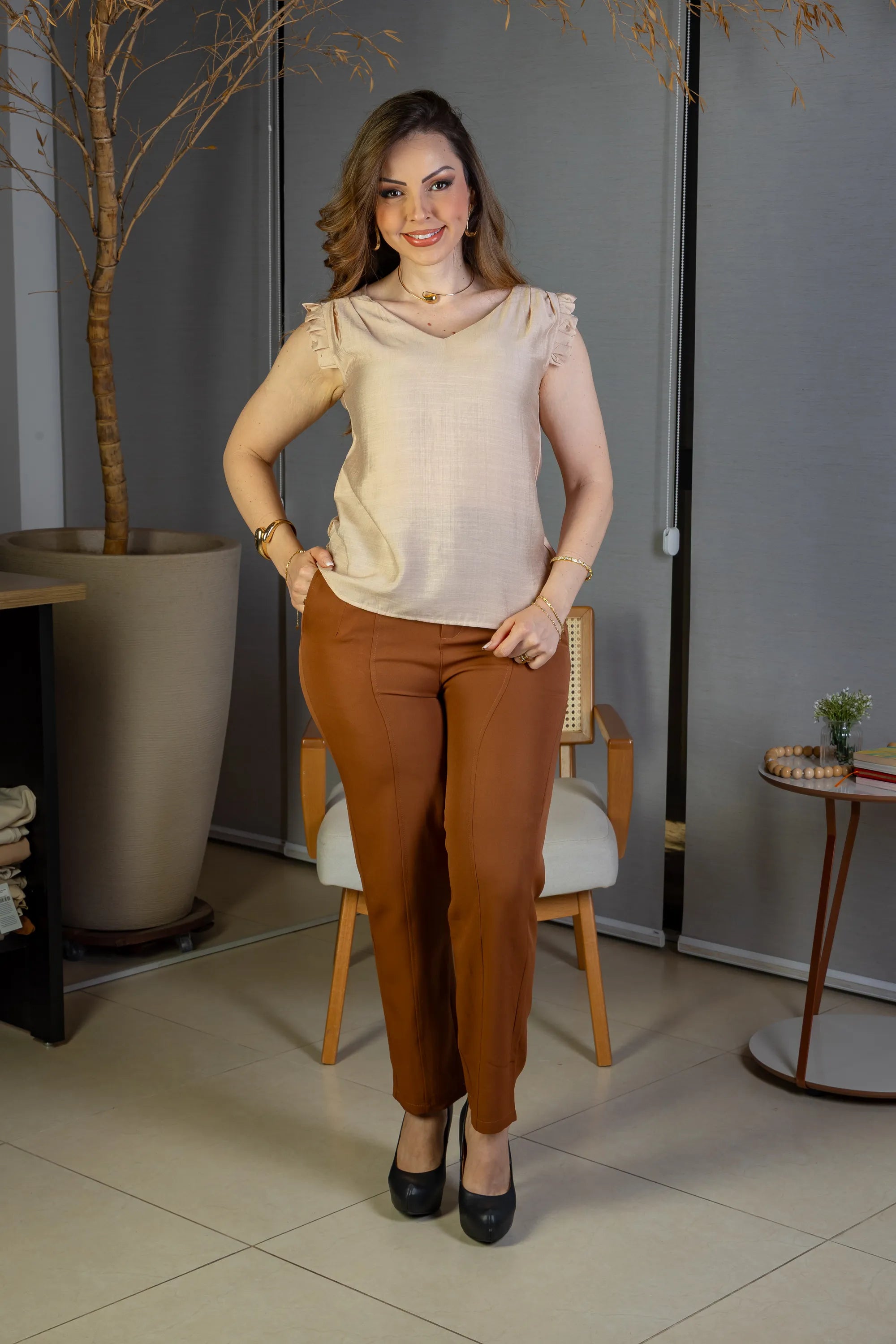 Blusa Regata Babados Decote "V" Em Viscolisse Joice Bege