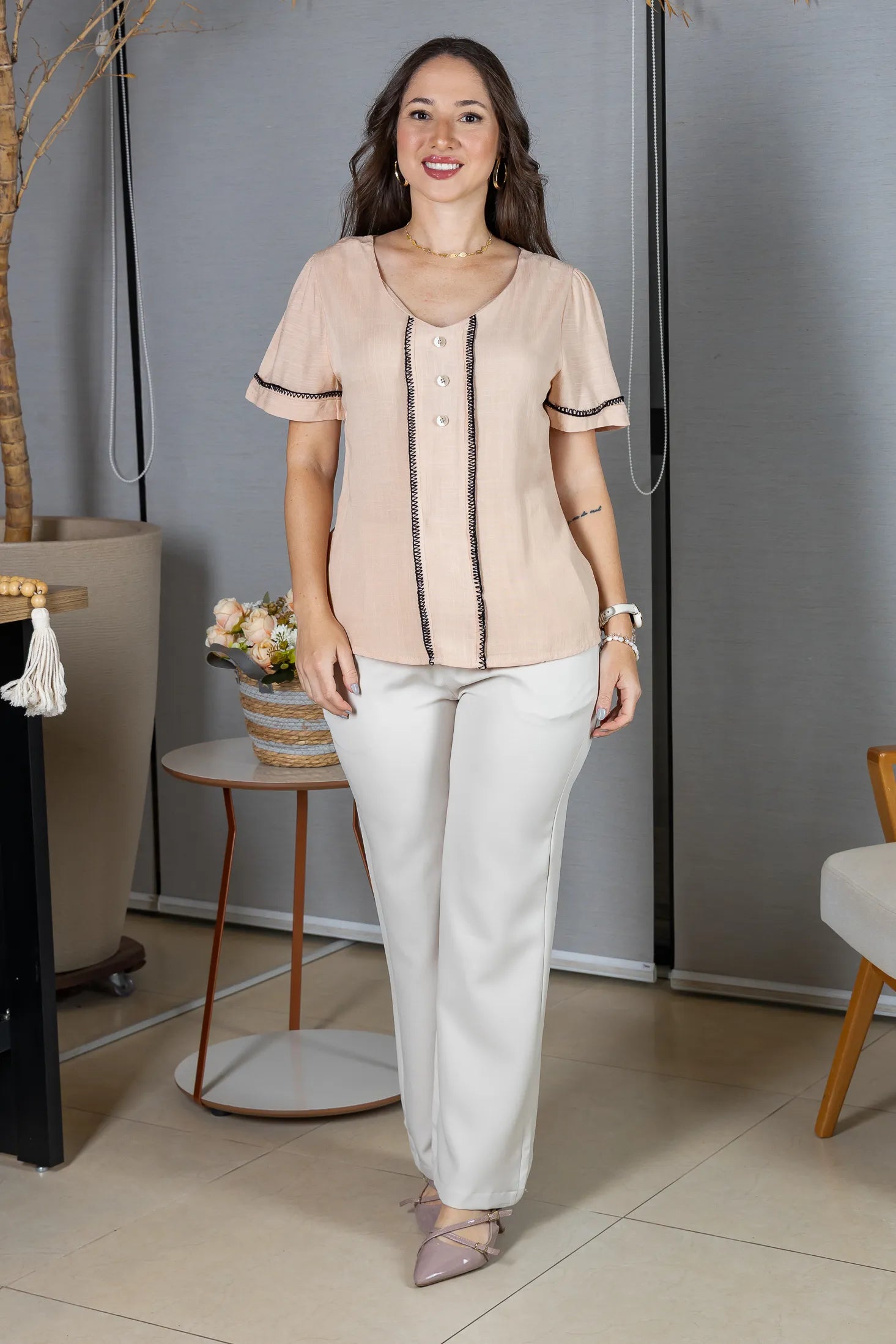 Blusa Manga Curta Visco-Linho Decote em "V" com Botões e Ponto Contrastante Maxine Rosê