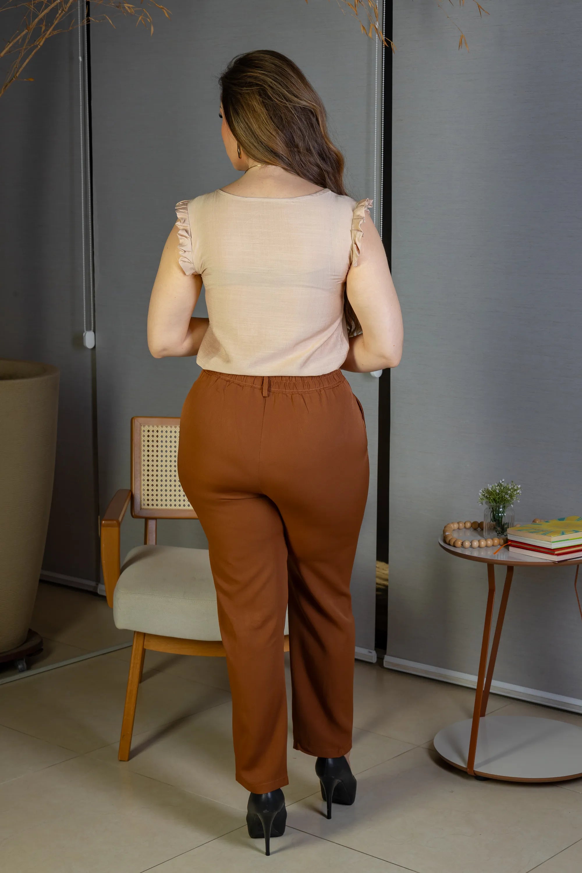 Conjunto: Blusa Regata Babados Decote "V" Em Viscolisse Joice Bege + Calça Corte Reto Detalhe Botão Encapado Em Crepe Milano Maria Marrom