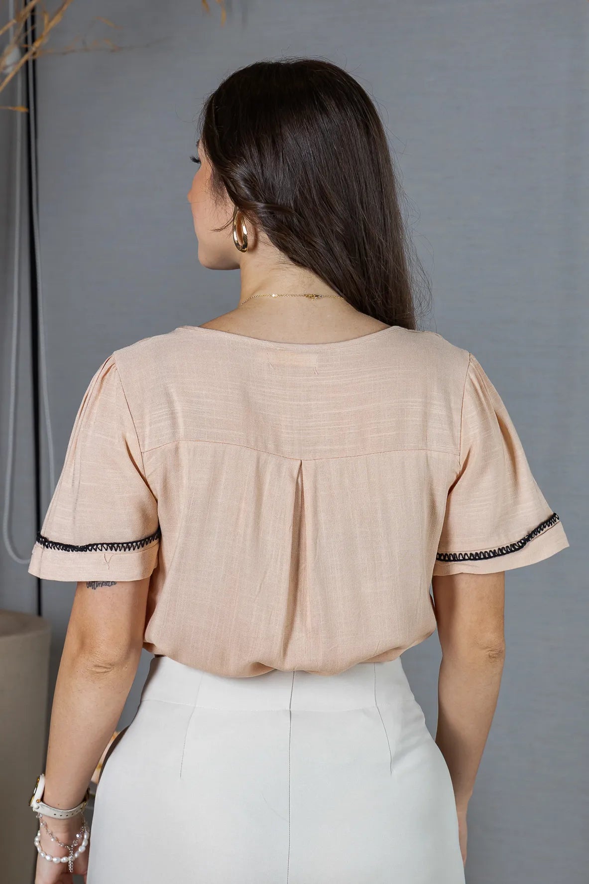 Blusa Manga Curta Visco-Linho Decote em "V" com Botões e Ponto Contrastante Maxine Rosê