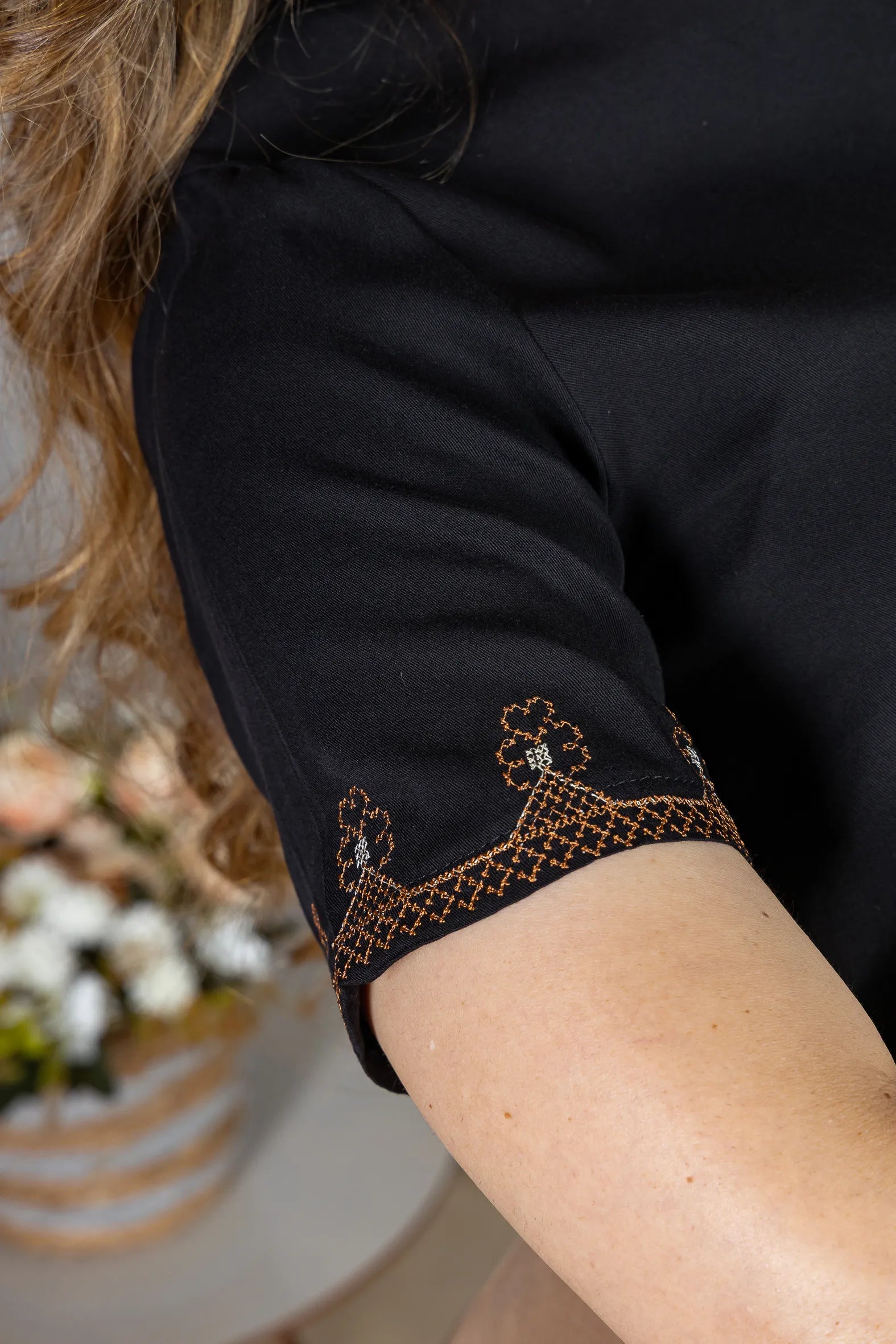 Blusa Manga Curta em Visco Mix com Detalhes Bordados Graziela Preta