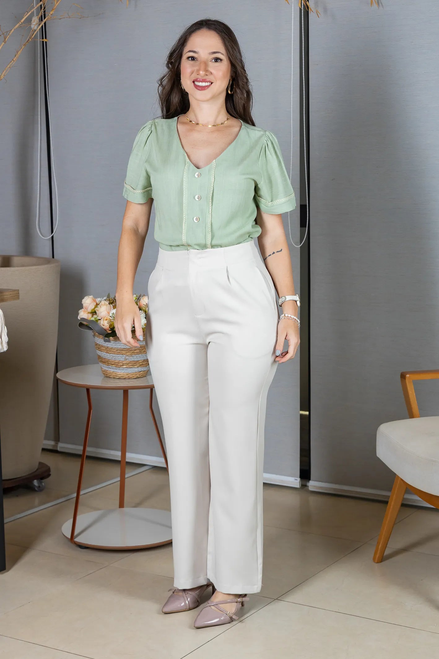 Blusa Manga Curta Visco-Linho Decote em "V" com Botões e Ponto Contrastante Maxine Verde