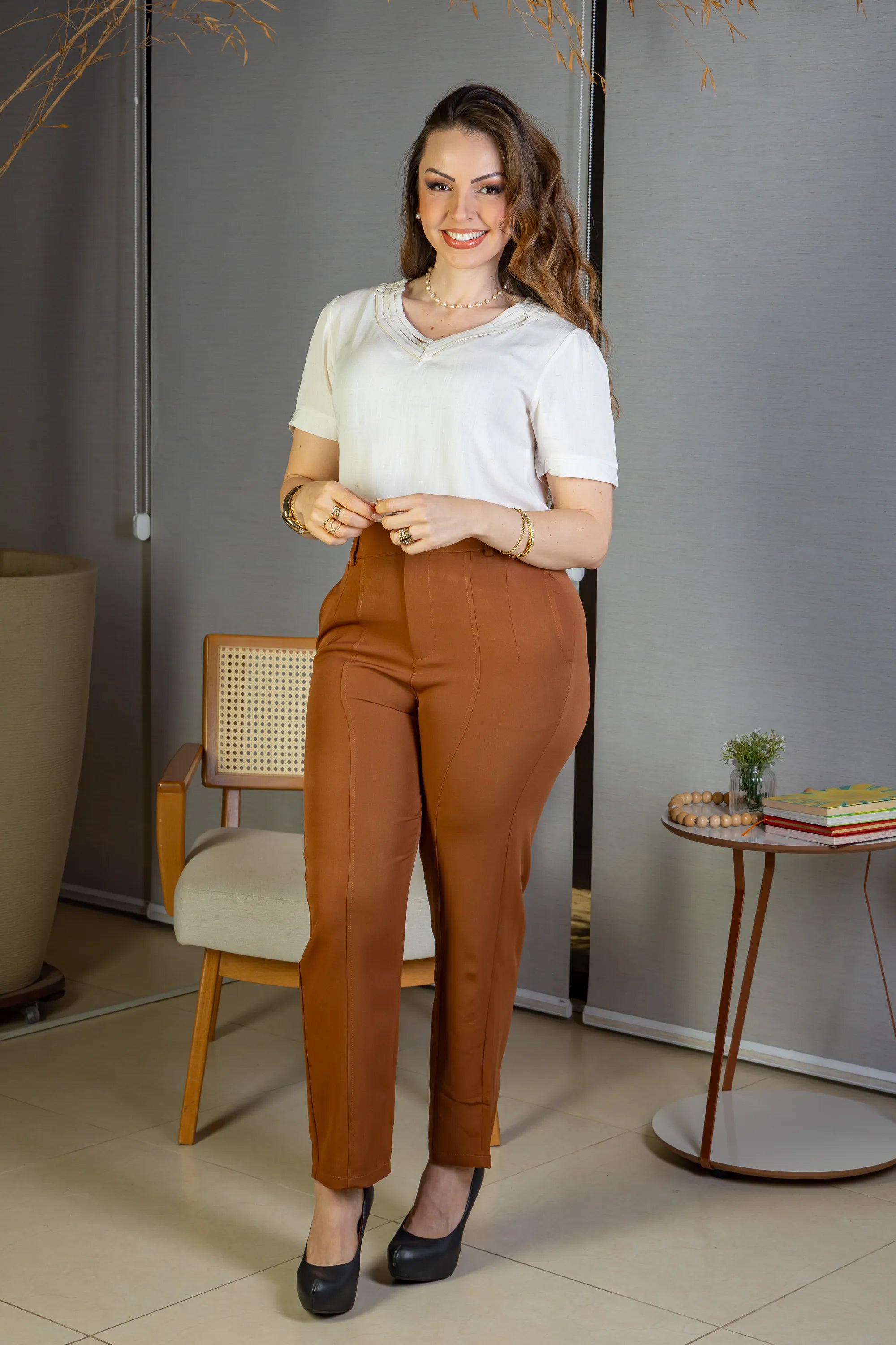 Conjunto: Blusa Manga Curta Detalhe Decote "V" Visco-Linho Marília Off White + Calça Corte Reto Detalhe Botão Encapado Em Crepe Milano Maria Marrom