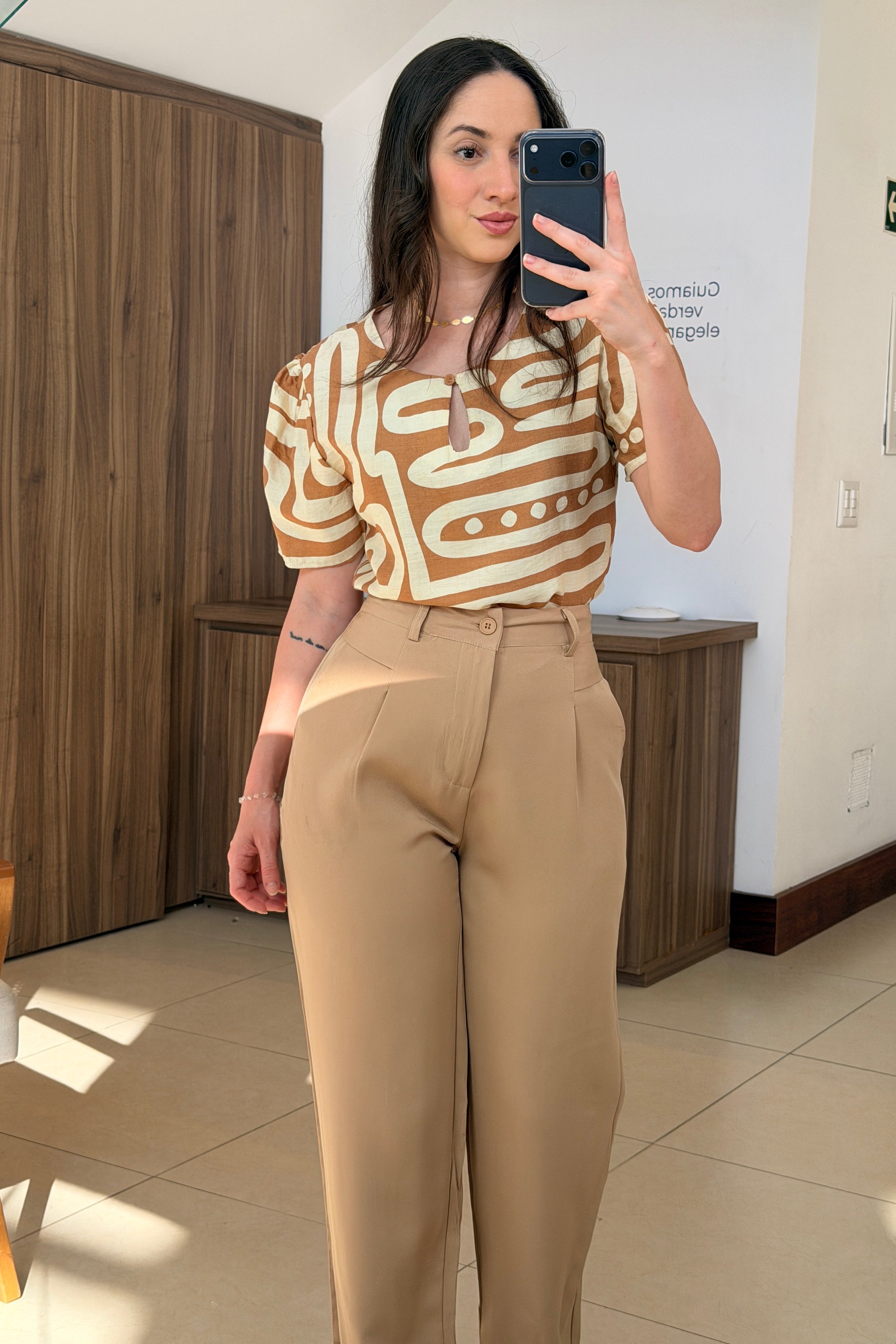 Conjunto: Blusa Manga Curta Detalhe Decote Visco Brise Mel Estampada Bege + Calça Corte Reto Alfaiataria Detalhe Bolso Adriana Esteves Bege