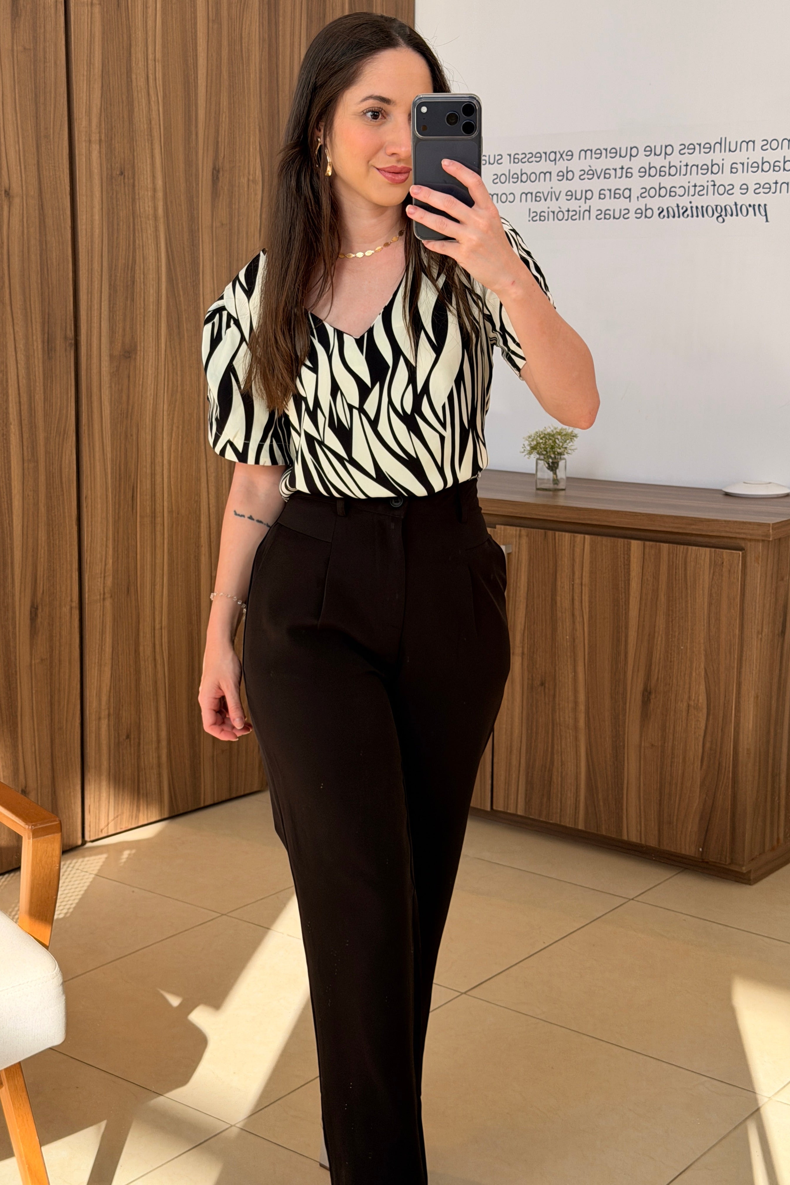 Conjunto: Blusa Manga Curta Detalhe Botão Decote "V" Crepe Classic Graciane Preta + Calça Corte Reto Alfaiataria Detalhe Bolso Adriana Esteves Preta