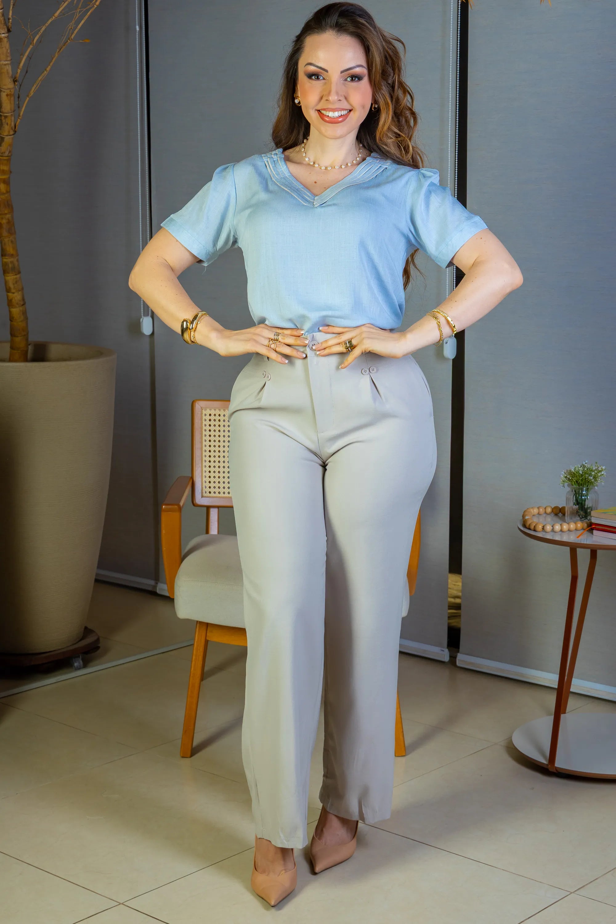 Calça Pantalona Detalhe Botões Crepe Alfaiataria Larissa Cinza Claro