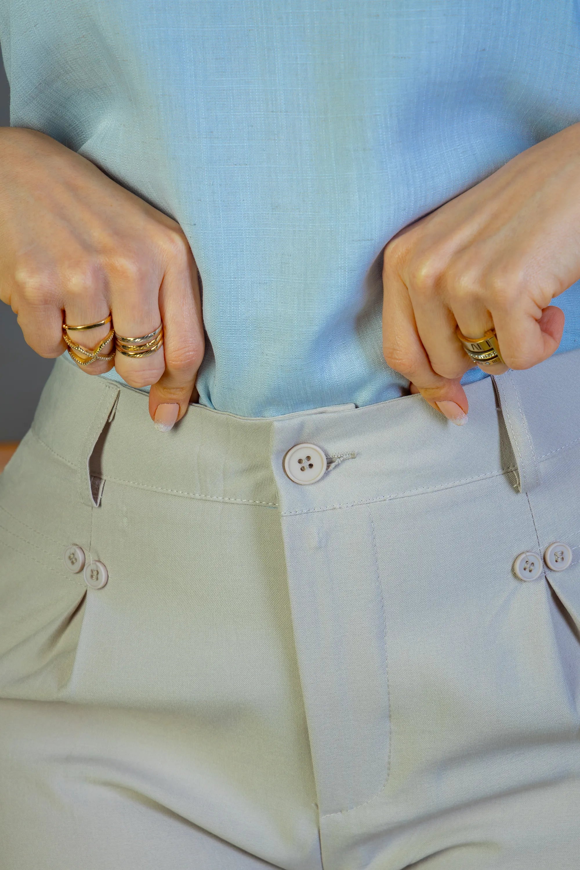 Calça Pantalona Detalhe Botões Crepe Alfaiataria Larissa Cinza