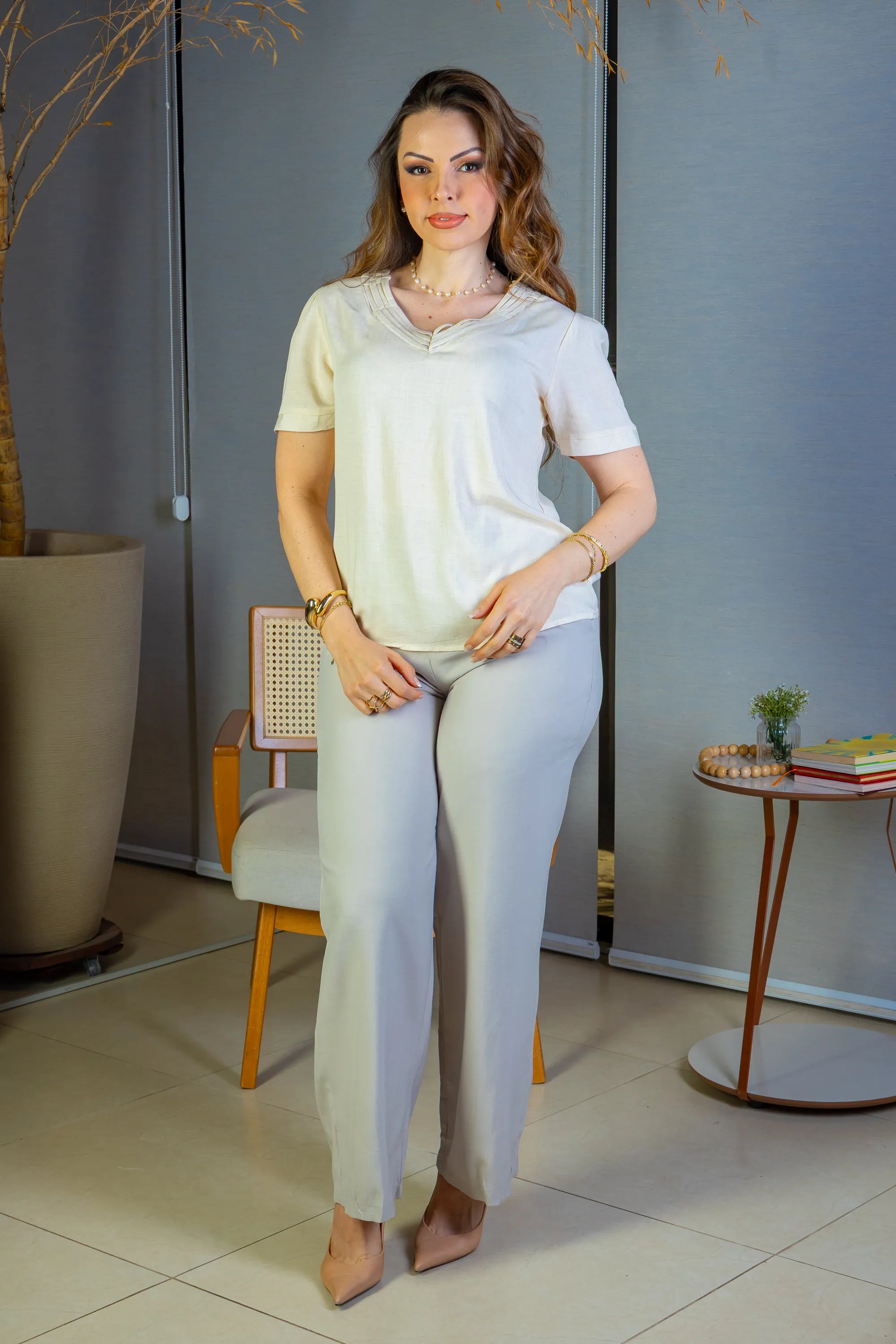 Conjunto: Blusa Manga Curta Detalhe Decote "V" Visco-Linho Marília Creme + Calça Pantalona Detalhe Botões Crepe Alfaiataria Larissa Cinza