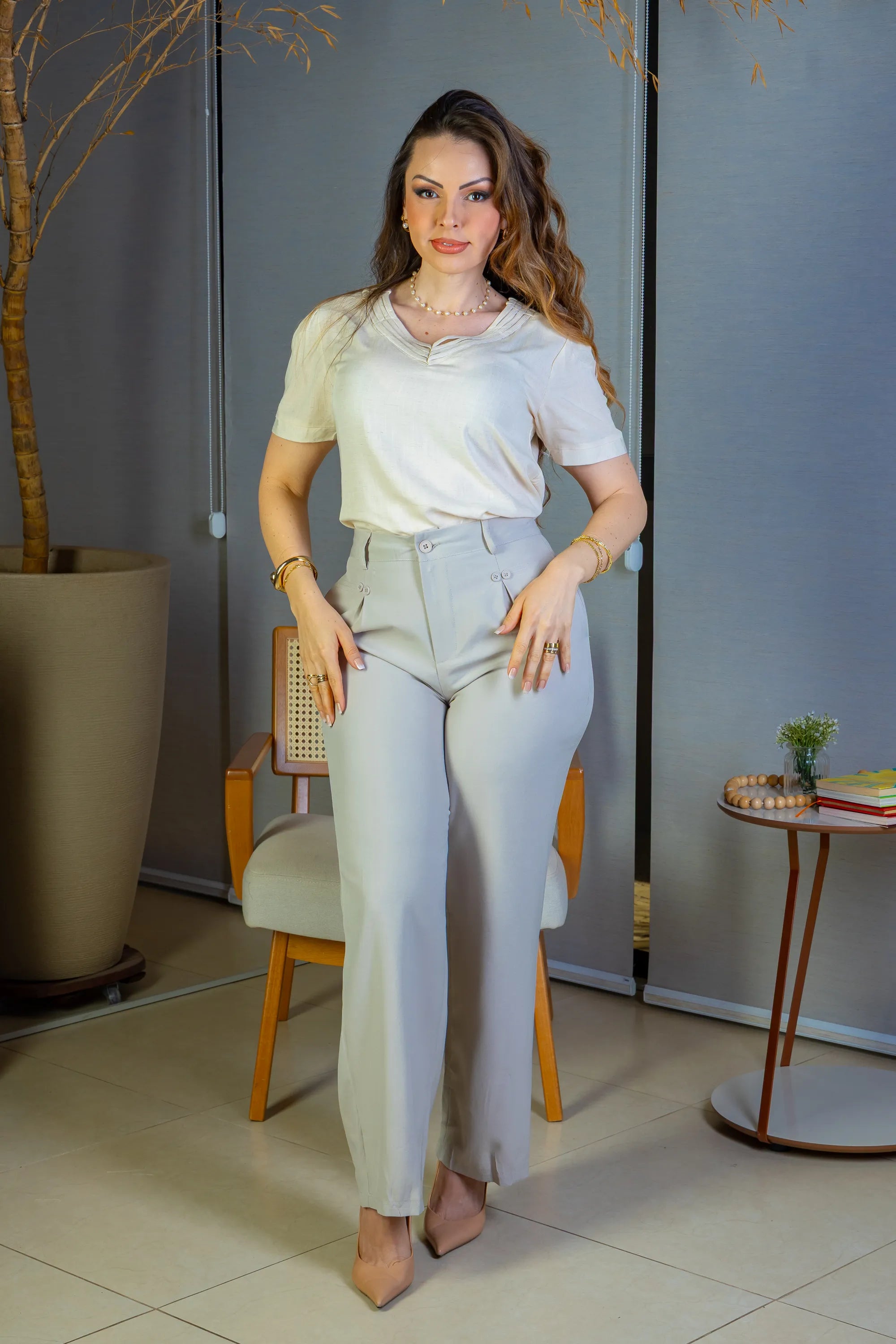 Conjunto: Blusa Manga Curta Detalhe Decote "V" Visco-Linho Marília Creme + Calça Pantalona Detalhe Botões Crepe Alfaiataria Larissa Cinza