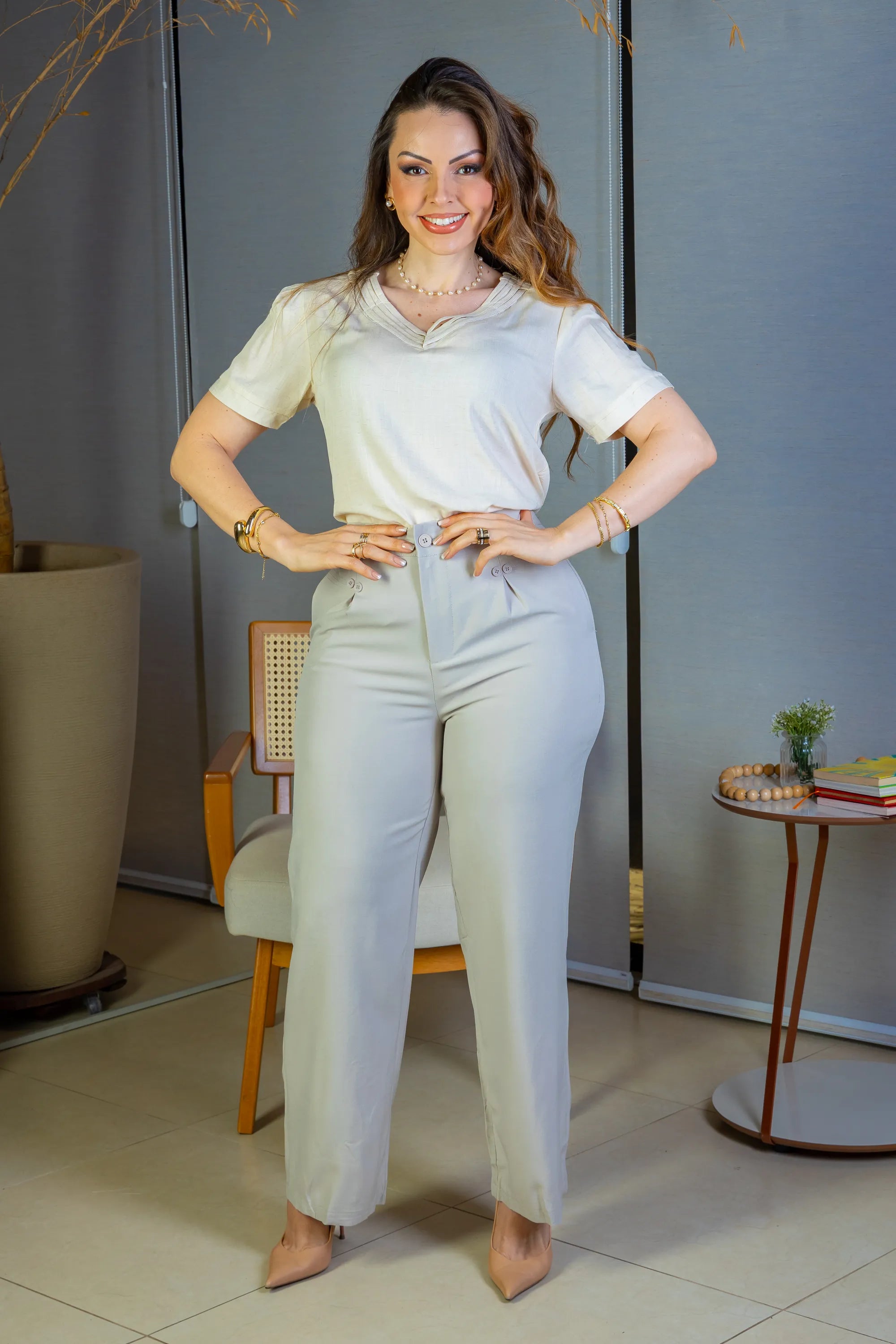 Conjunto: Blusa Manga Curta Detalhe Decote "V" Visco-Linho Marília Creme + Calça Pantalona Detalhe Botões Crepe Alfaiataria Larissa Cinza