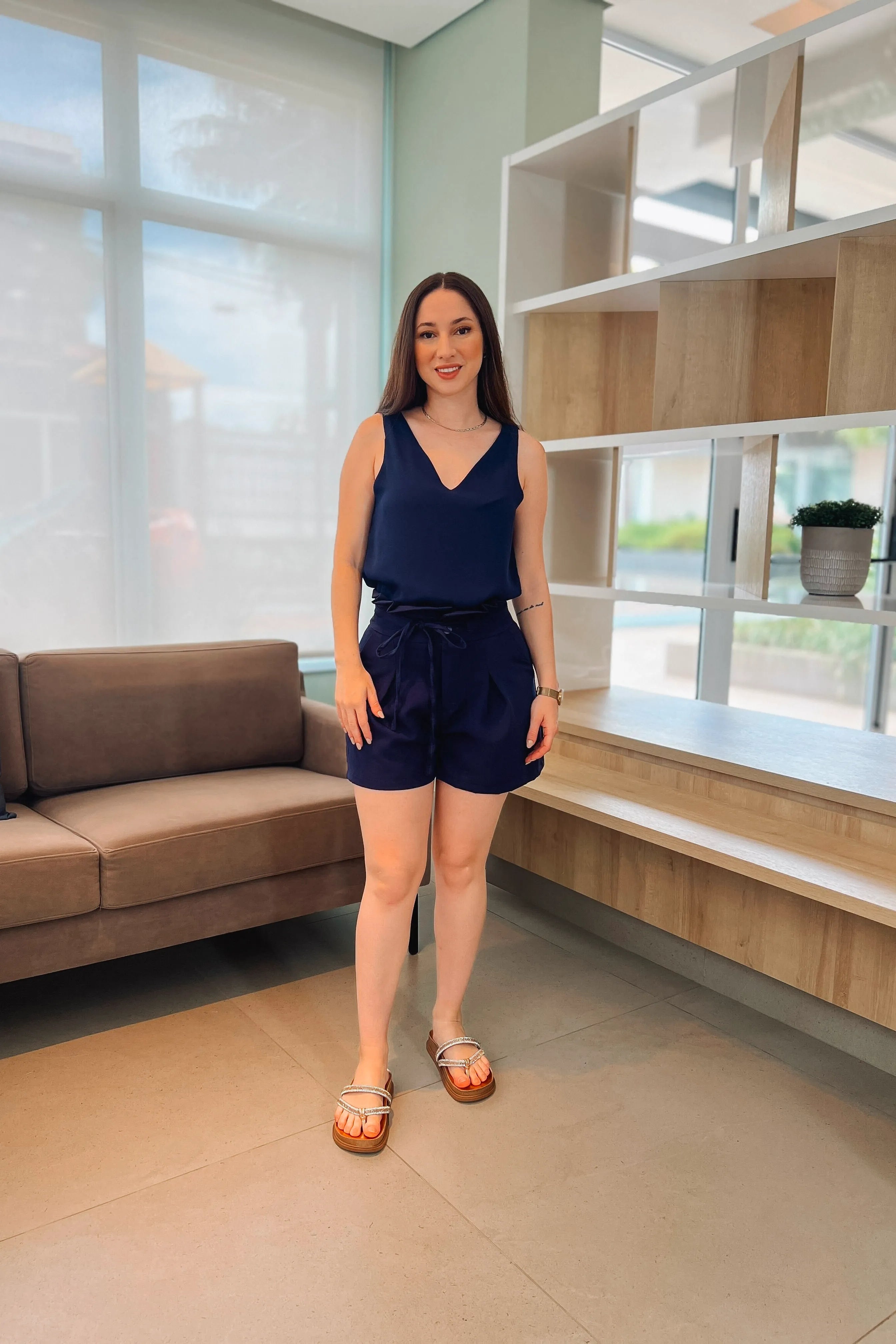 Conjunto: Blusa Regata Lisa Decote "V" Sabrina Azul Marinho + Short Clochard Detalhe Laço Heloá Azul Marinho