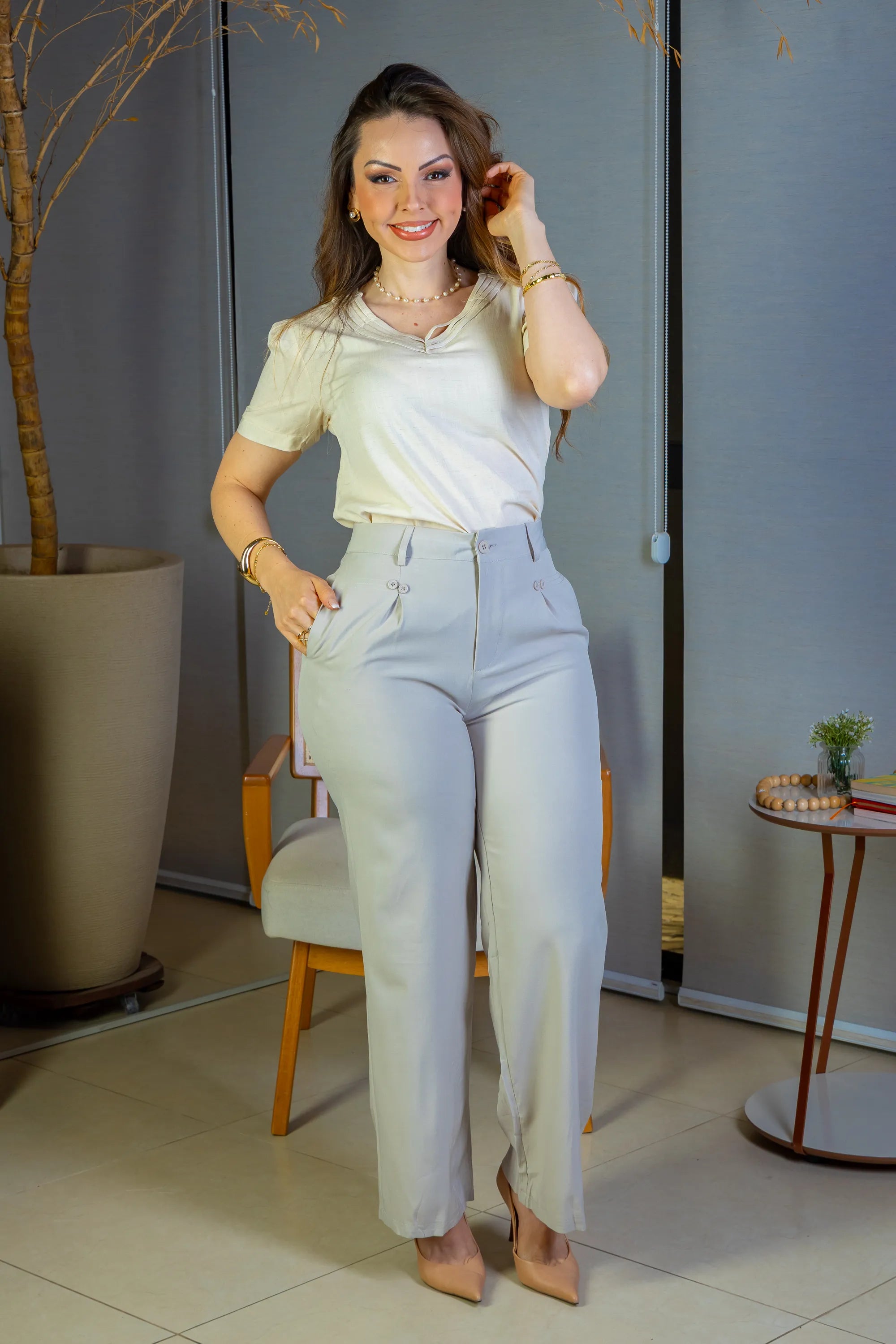 Conjunto: Blusa Manga Curta Detalhe Decote "V" Visco-Linho Marília Creme + Calça Pantalona Detalhe Botões Crepe Alfaiataria Larissa Cinza