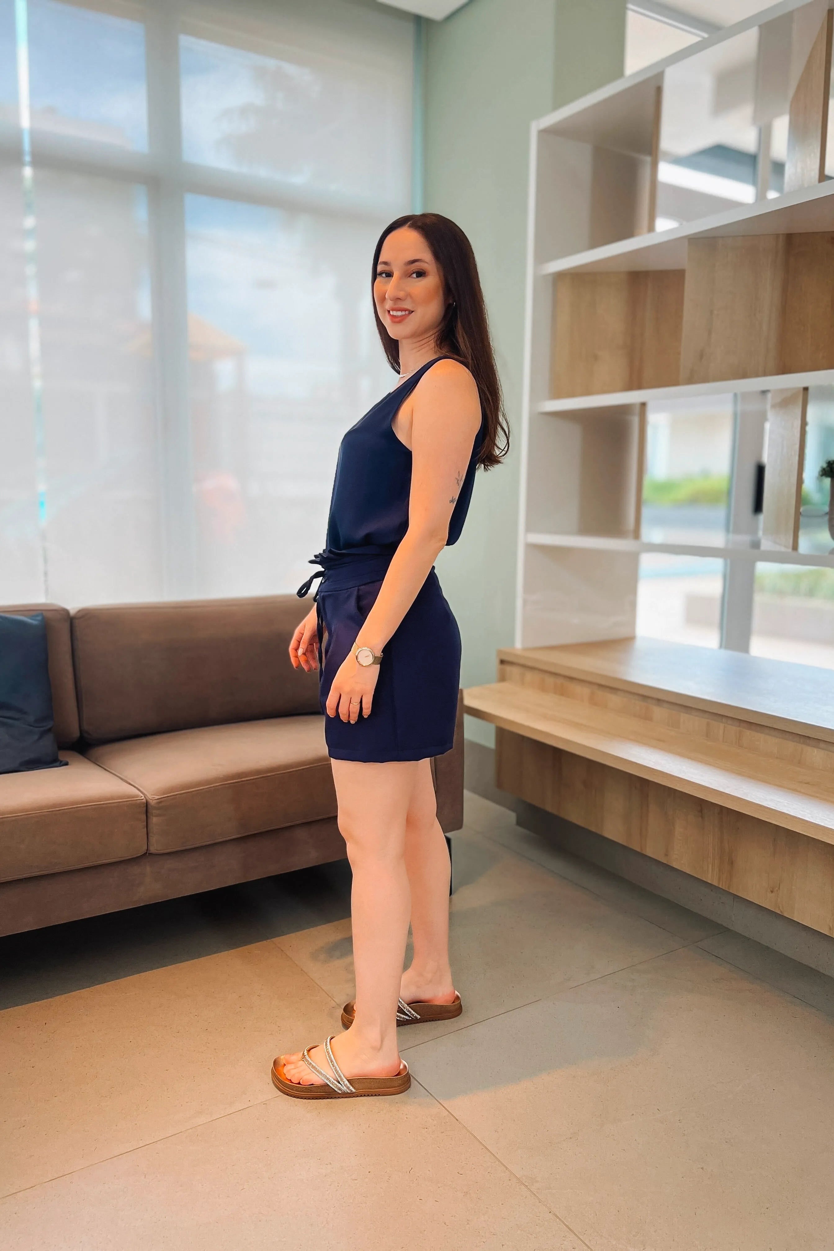 Conjunto: Blusa Regata Lisa Decote "V" Sabrina Azul Marinho + Short Clochard Detalhe Laço Heloá Azul Marinho