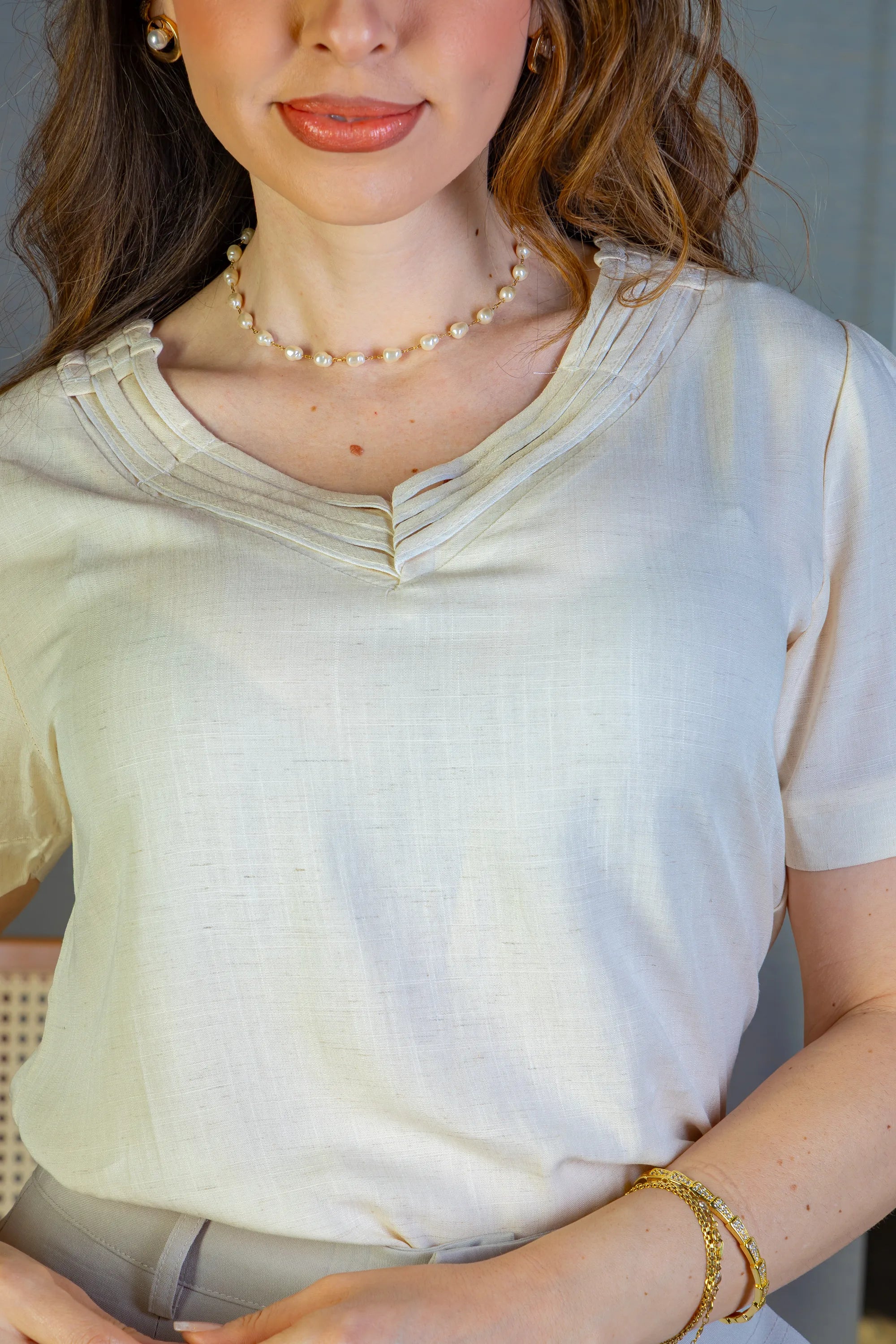 Blusa Manga Curta Detalhe Decote "V" Visco-Linho Marília Creme