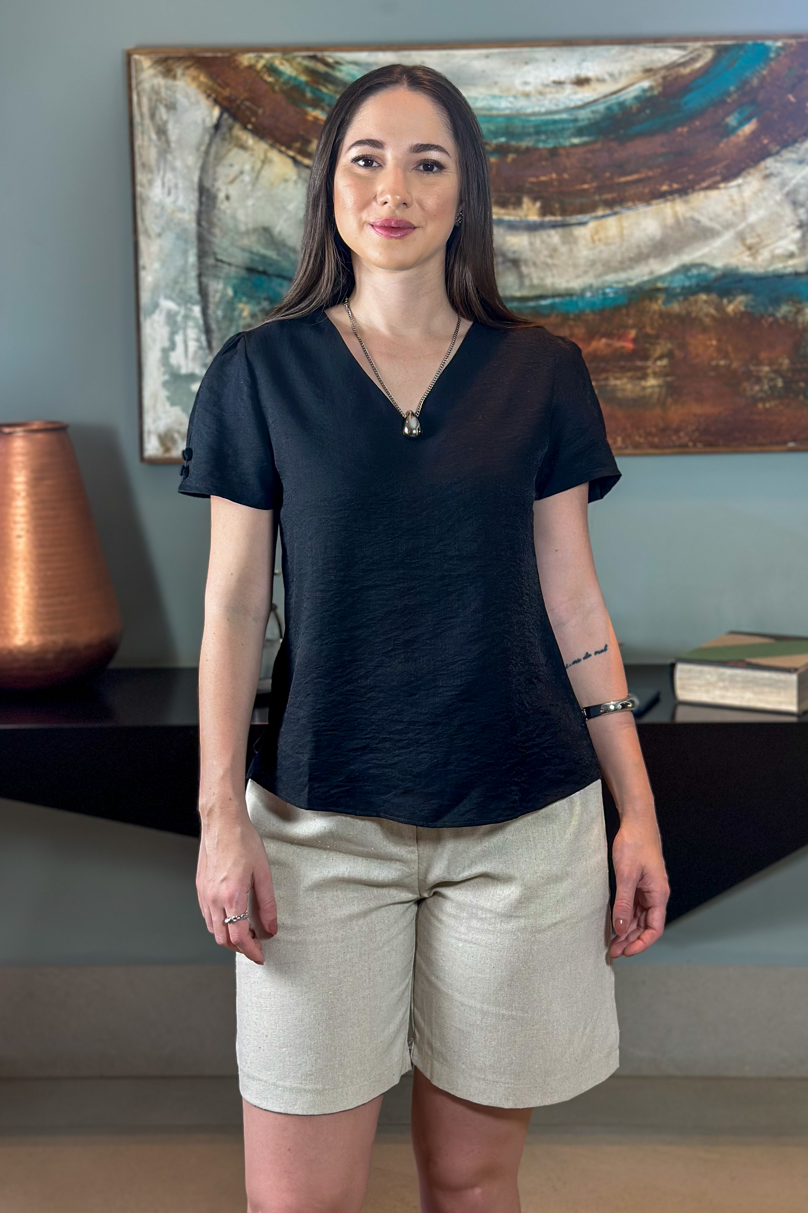 Blusa Manga Curta Decote "V" Detalhe Botões Lúcia Preta