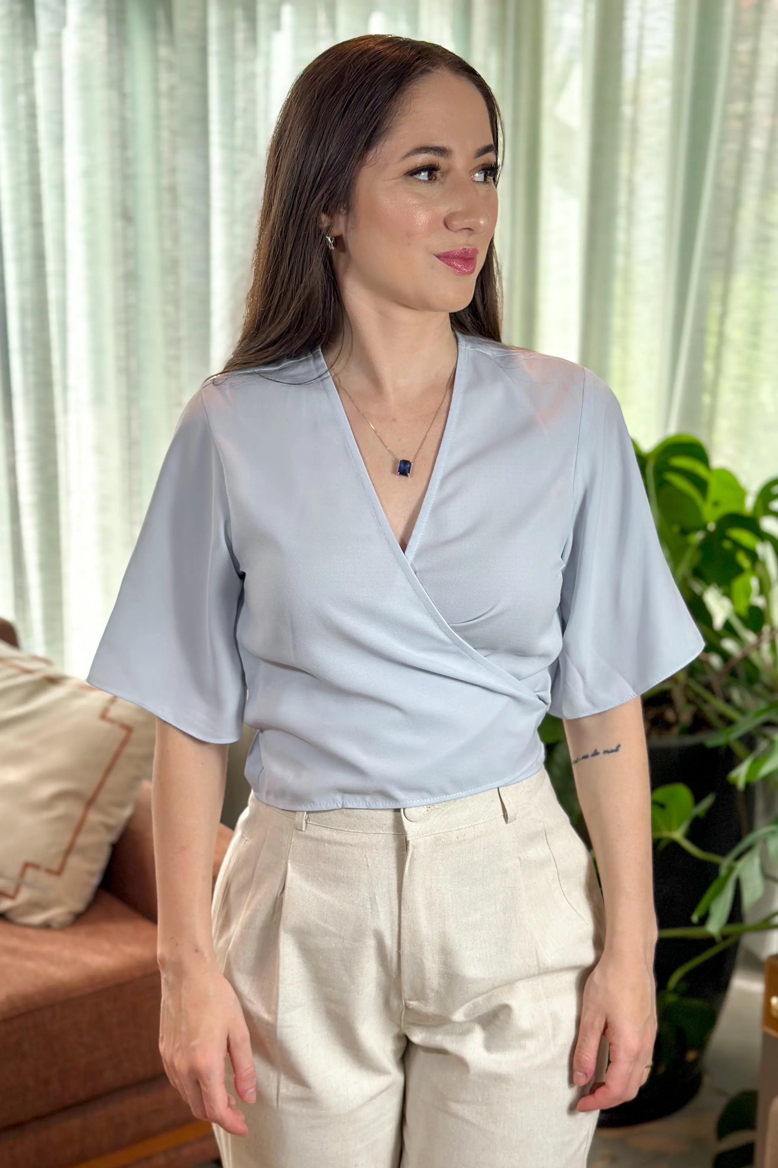 Blusa Manga Curta Decote "V" Transpassado Raquel Azul Claro