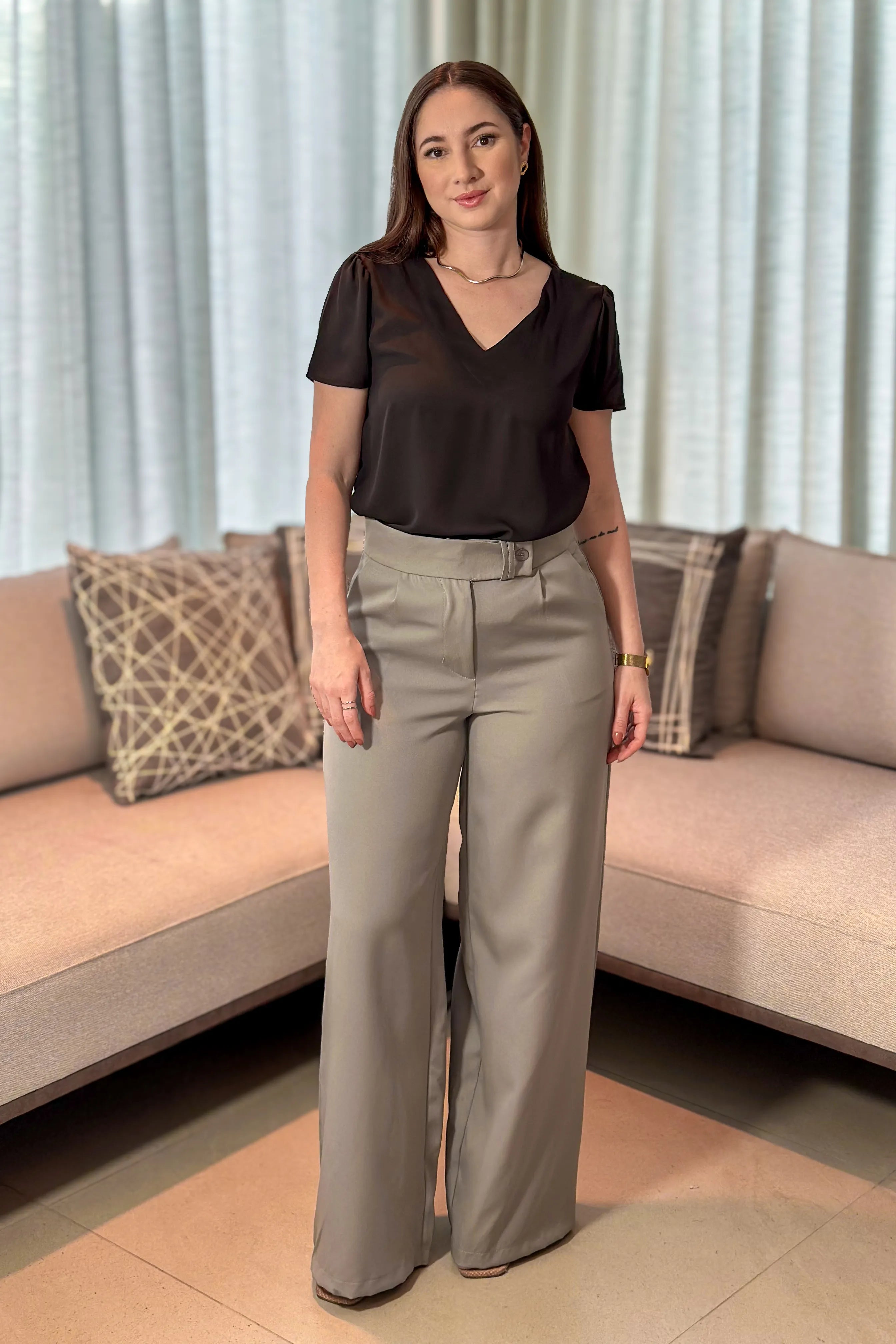 Conjunto: Blusa Manga Curta Decote "V" Estela Preta + Calça Pantalona Alfaiataria Mariane Cinza