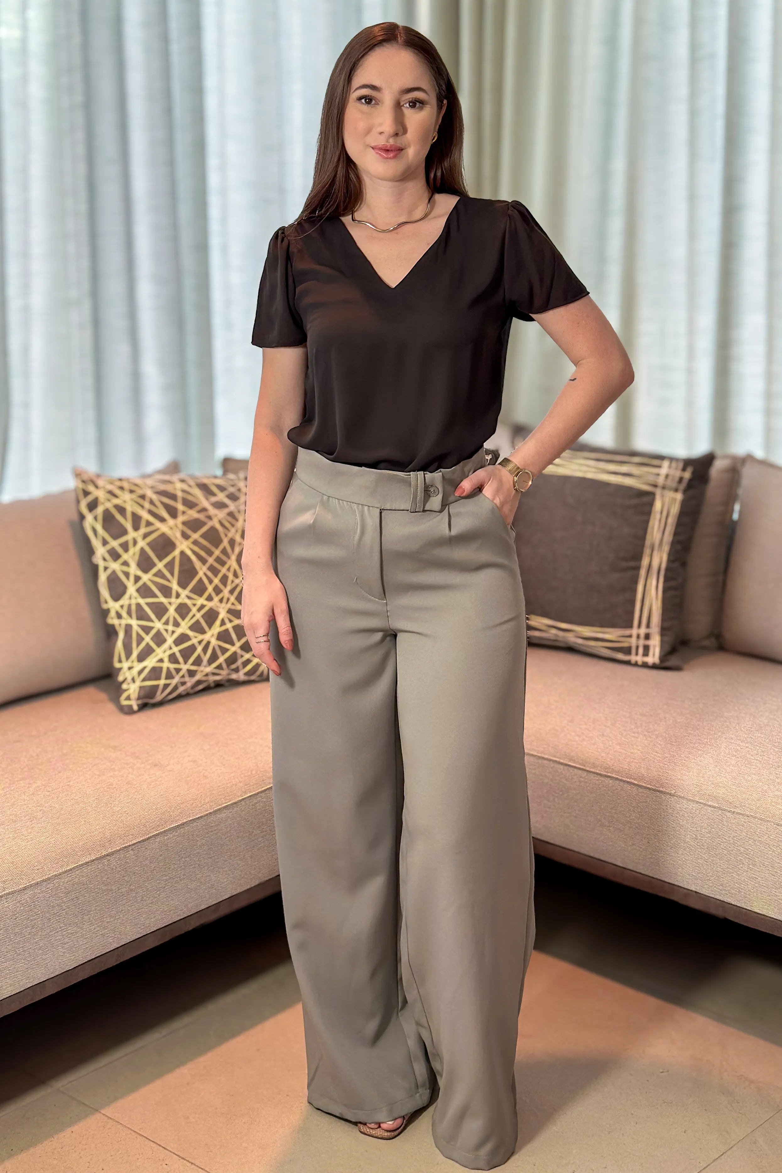 Conjunto: Blusa Manga Curta Decote "V" Estela Preta + Calça Pantalona Alfaiataria Mariane Cinza