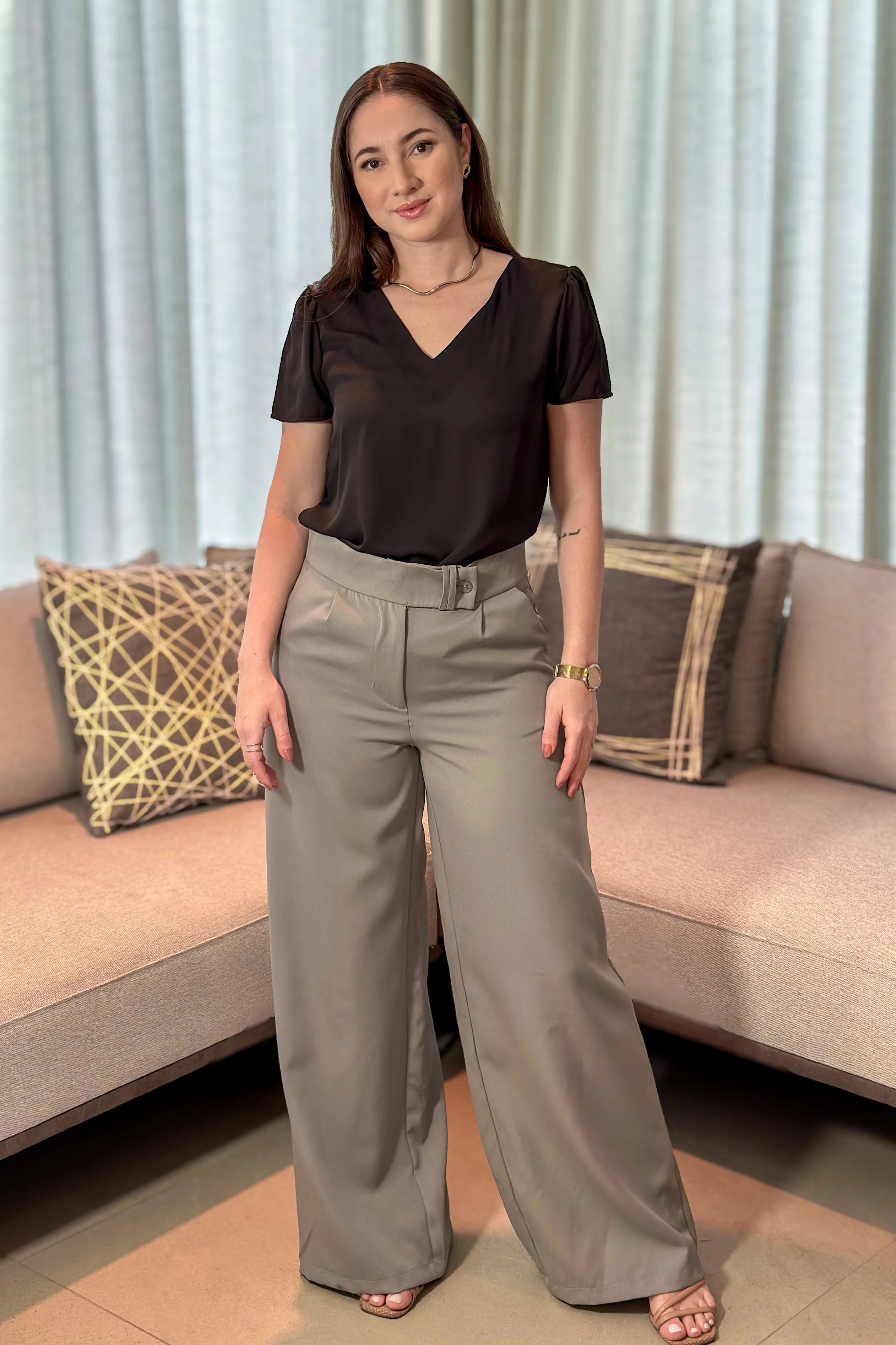 Conjunto: Blusa Manga Curta Decote "V" Estela Preta + Calça Pantalona Alfaiataria Mariane Cinza