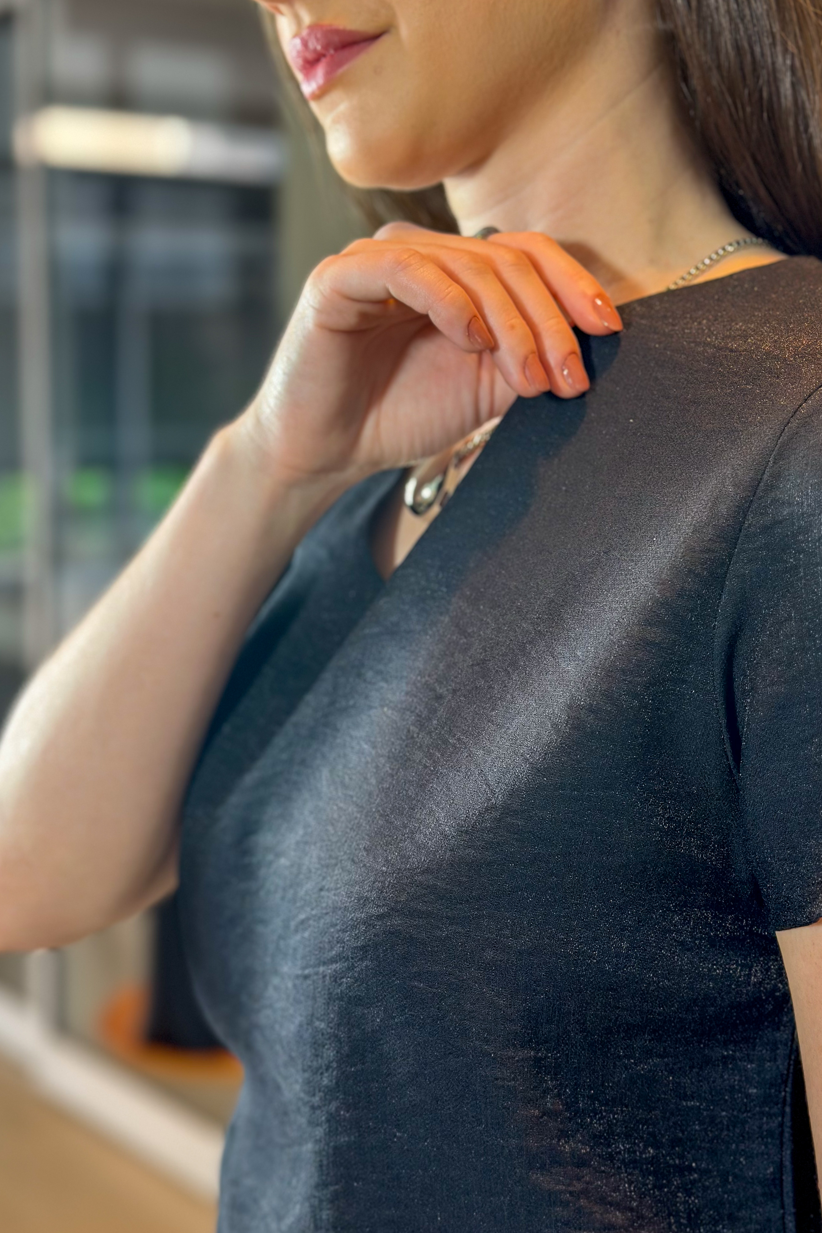 Blusa Manga Curta Decote "V" Detalhe Botões Lúcia Preta
