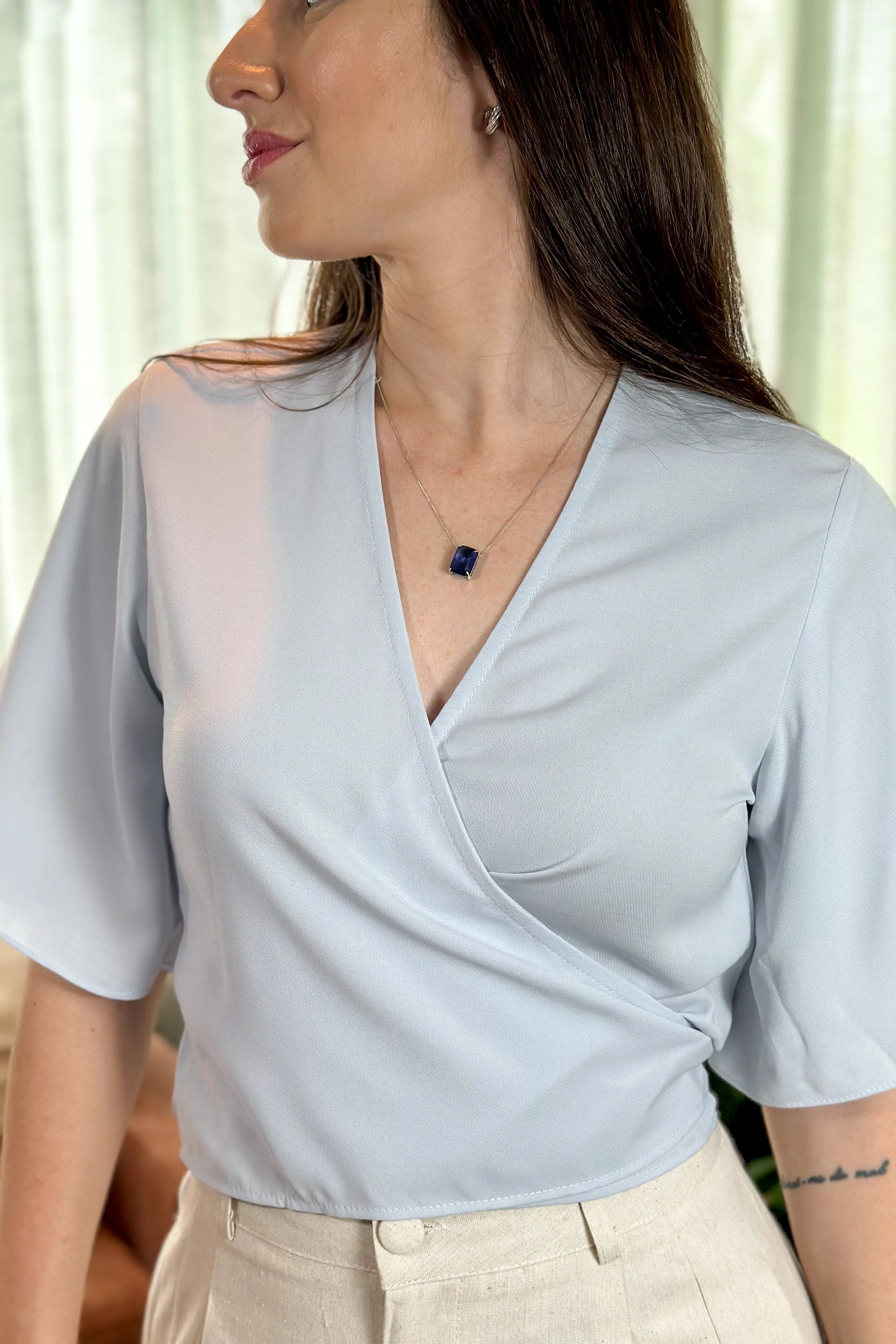 Blusa Manga Curta Decote "V" Transpassado Raquel Azul Claro