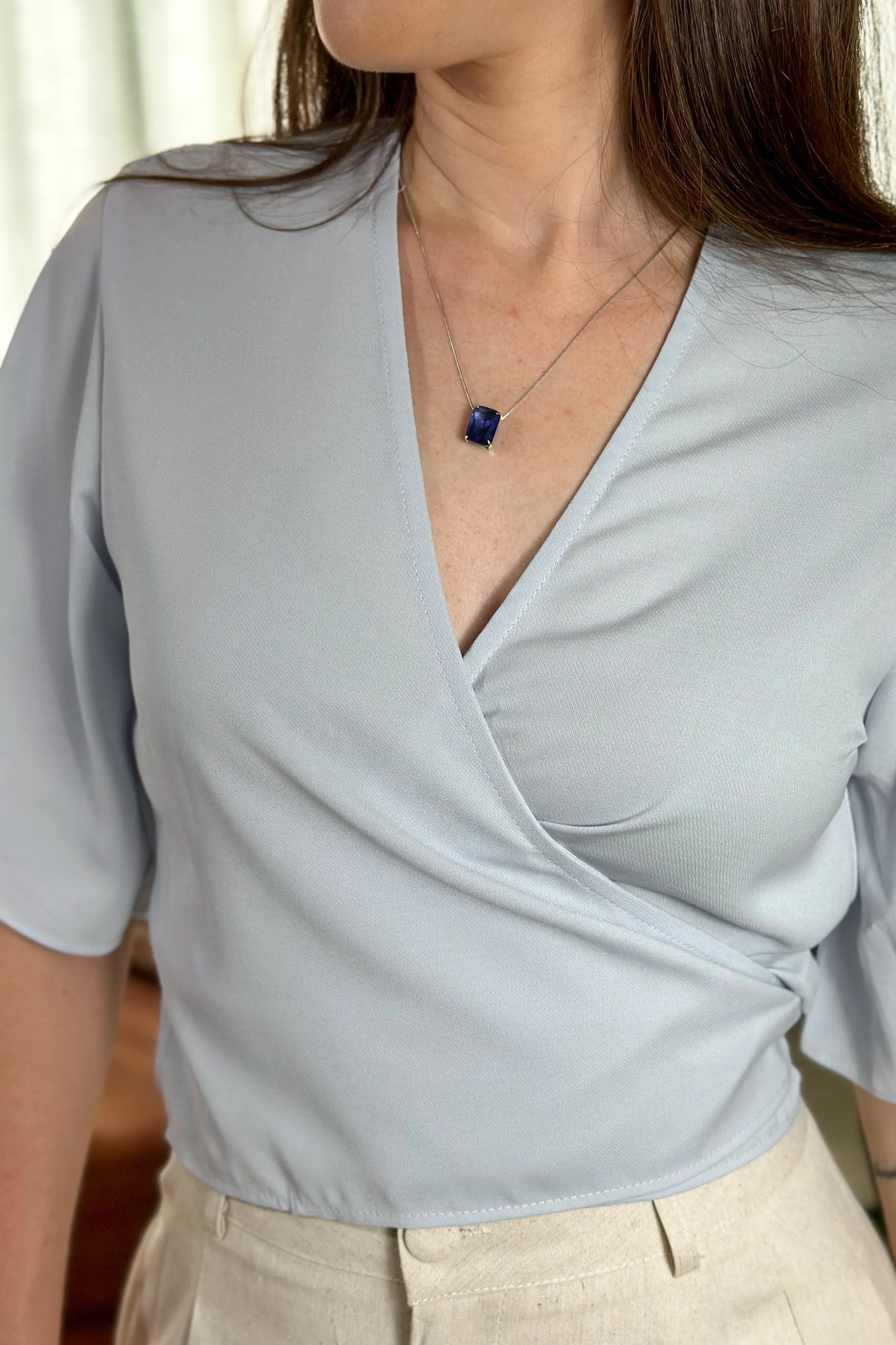 Blusa Manga Curta Decote "V" Transpassado Raquel Azul Claro