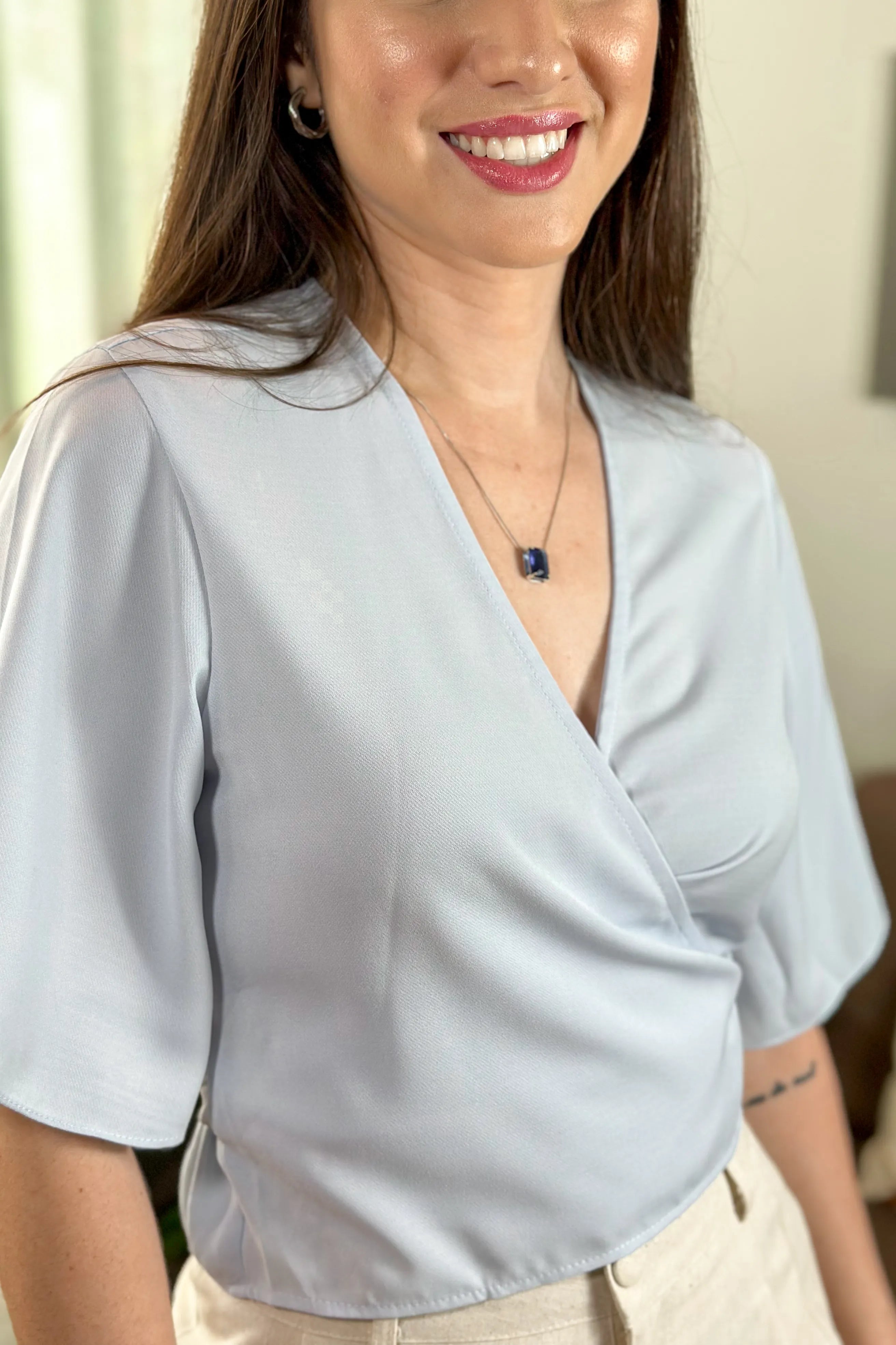 Blusa Manga Curta Decote "V" Transpassado Raquel Azul Claro