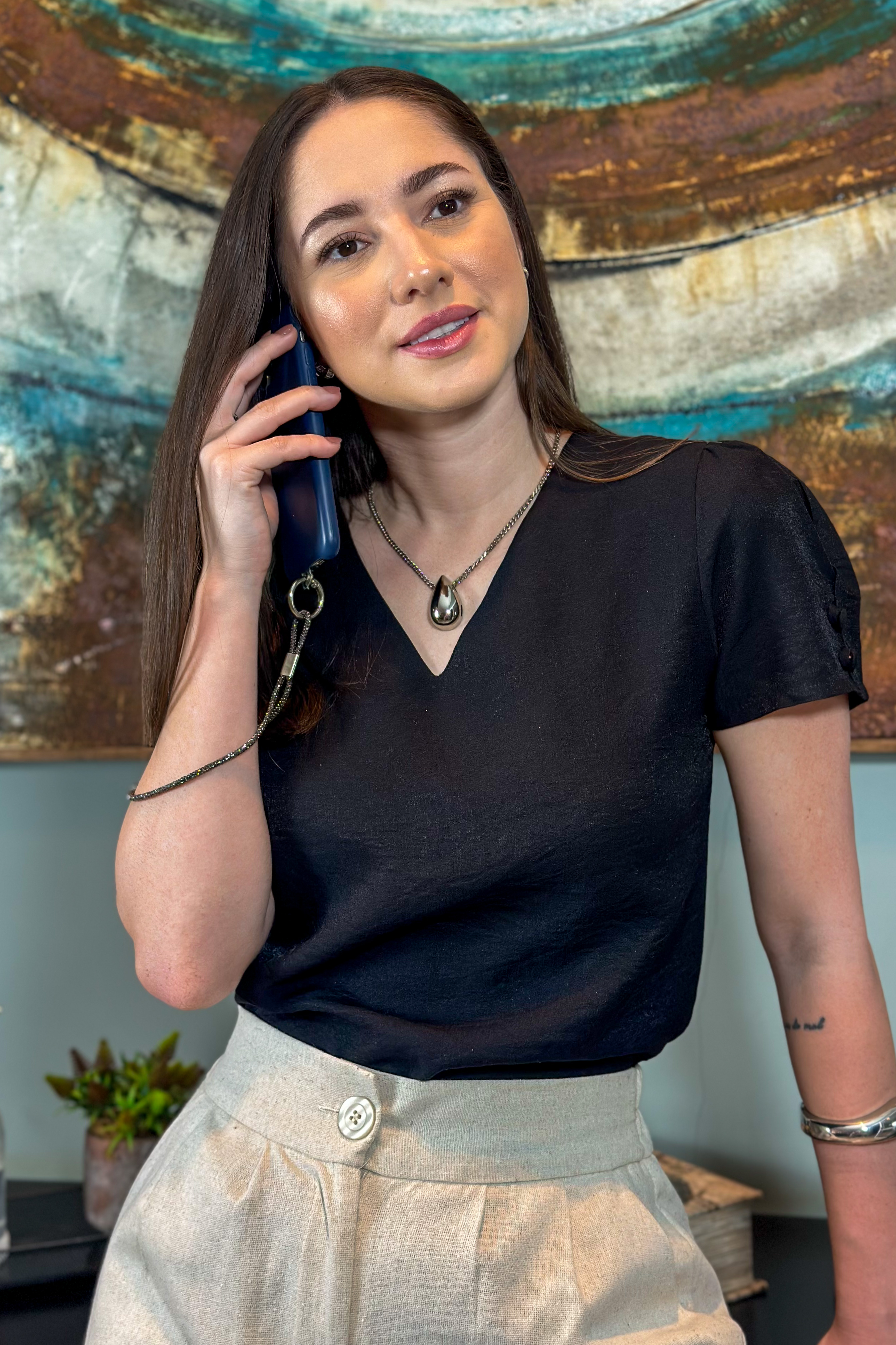 Blusa Manga Curta Decote "V" Detalhe Botões Lúcia Preta