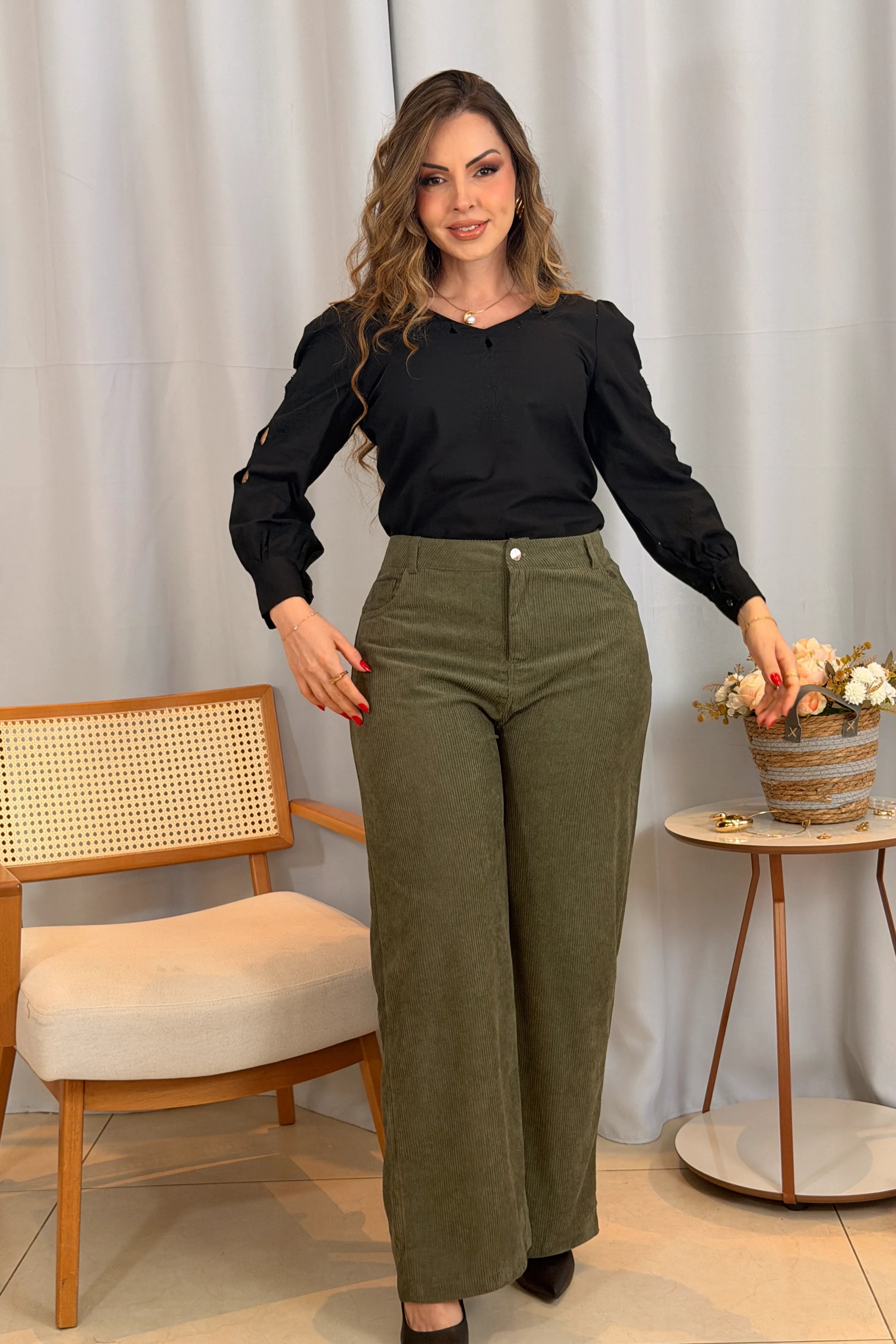 Conjunto: Blusa Manga Longa Decote em "V" em Cotton e Detalhes Vazados Melina Preta + Calça Corte Reto em Cotelê Detalhe Botão Dourado Mia Verde
