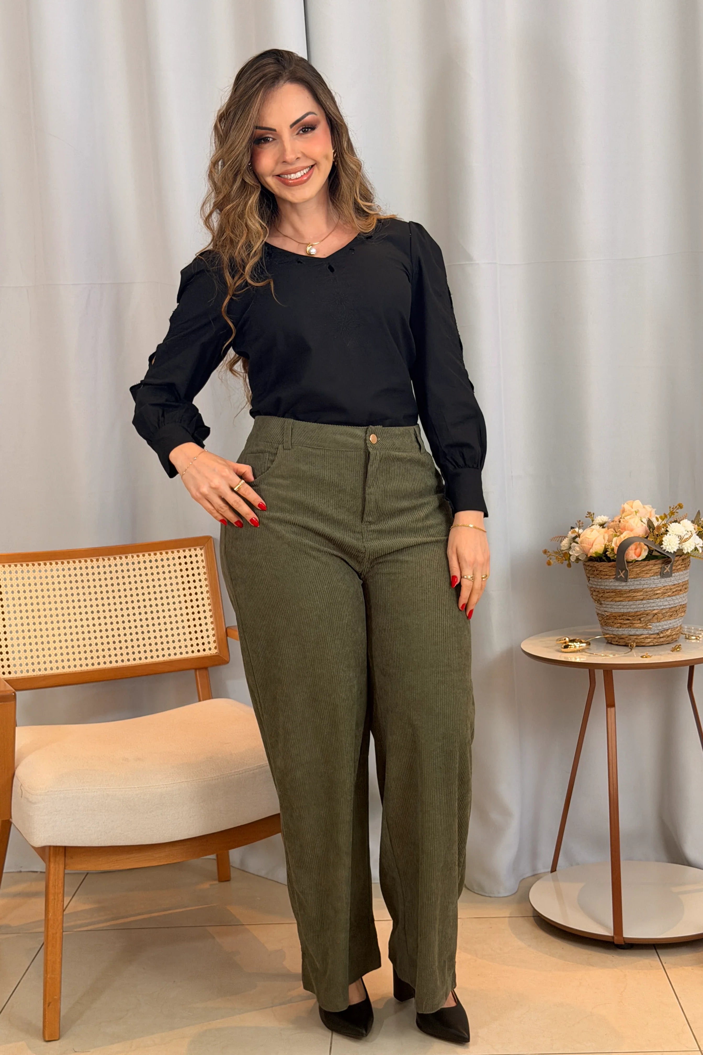 Conjunto: Blusa Manga Longa Decote em "V" em Cotton e Detalhes Vazados Melina Preta + Calça Corte Reto em Cotelê Detalhe Botão Dourado Mia Verde