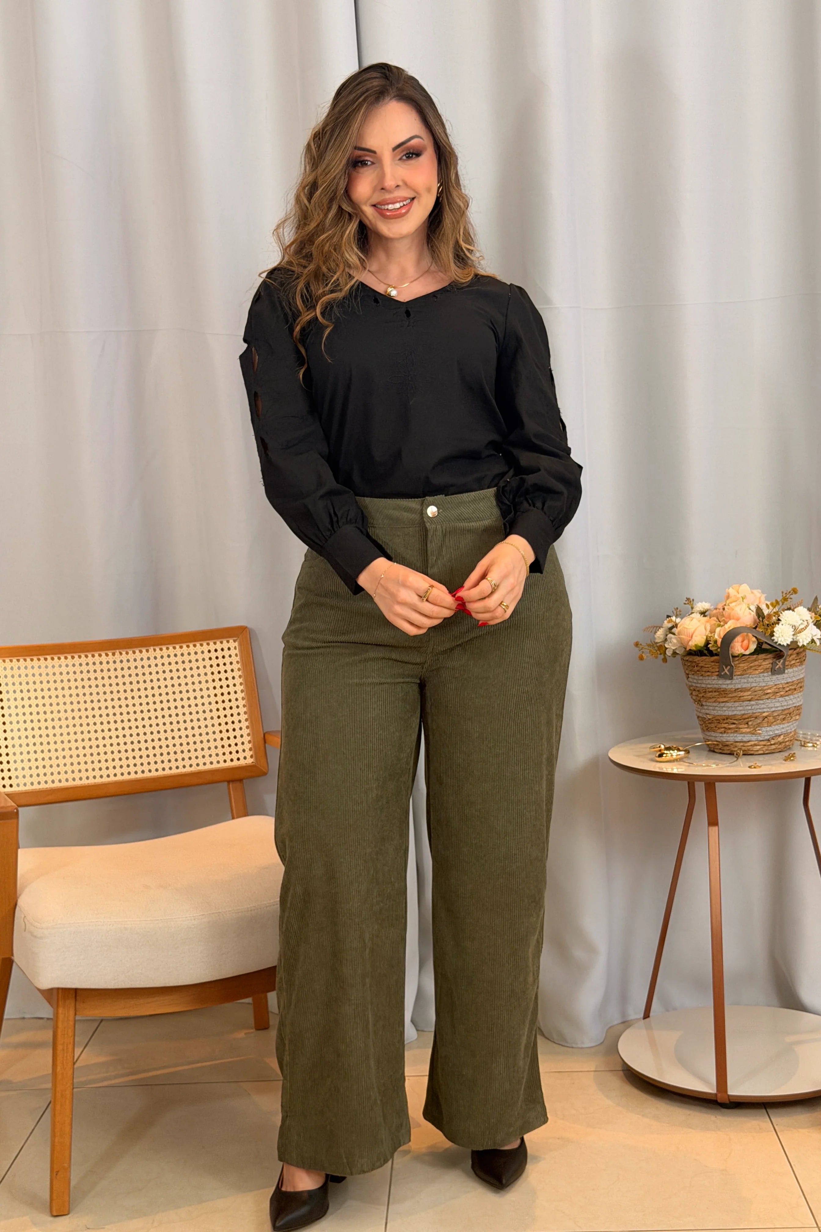 Conjunto: Blusa Manga Longa Decote em "V" em Cotton e Detalhes Vazados Melina Preta + Calça Corte Reto em Cotelê Detalhe Botão Dourado Mia Verde