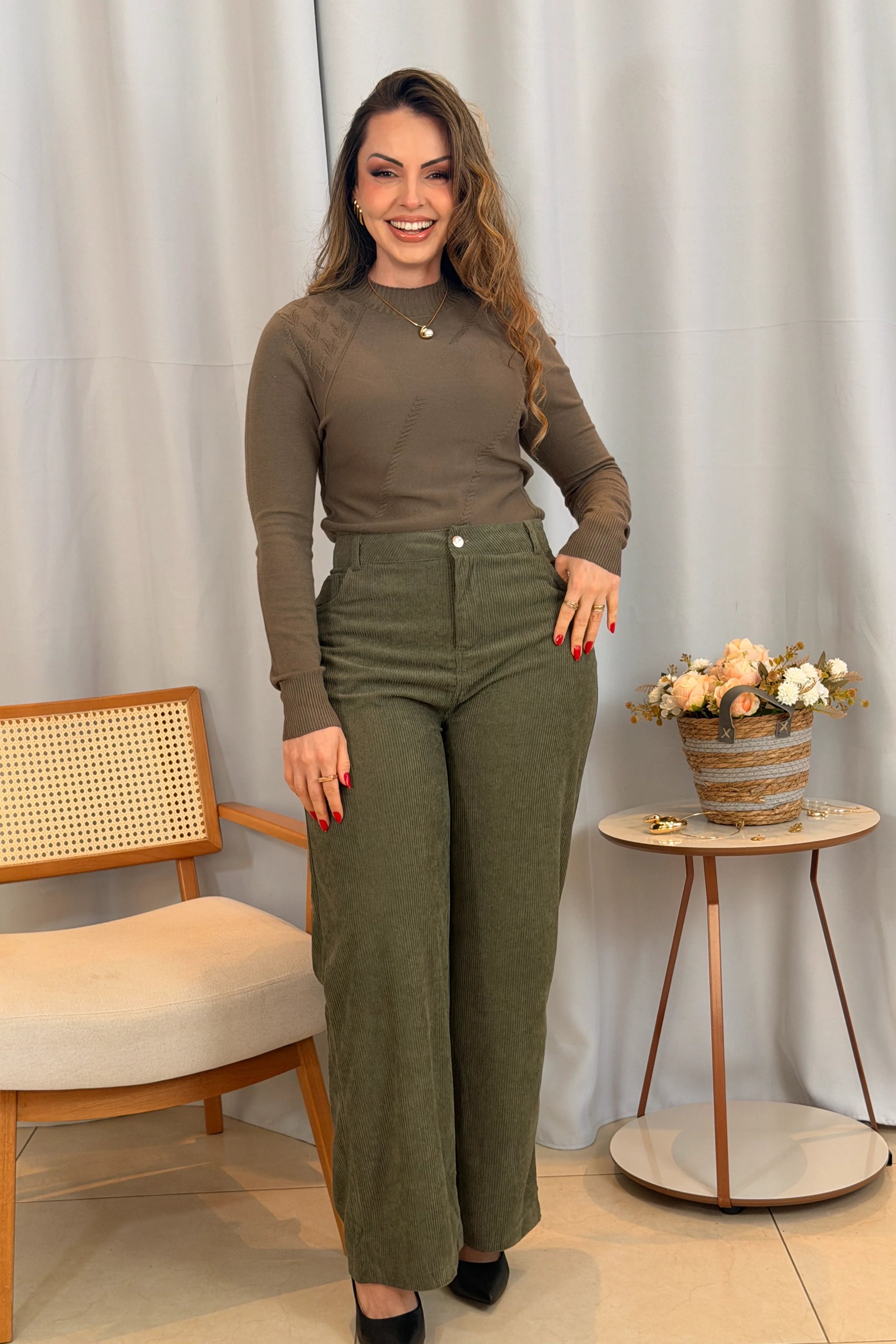 Conjunto: Tricot Manga Longa Meia Gola em Modal Gabriela Marrom Oliva + Calça Corte Reto em Cotelê Detalhe Botão Dourado Mia Verde