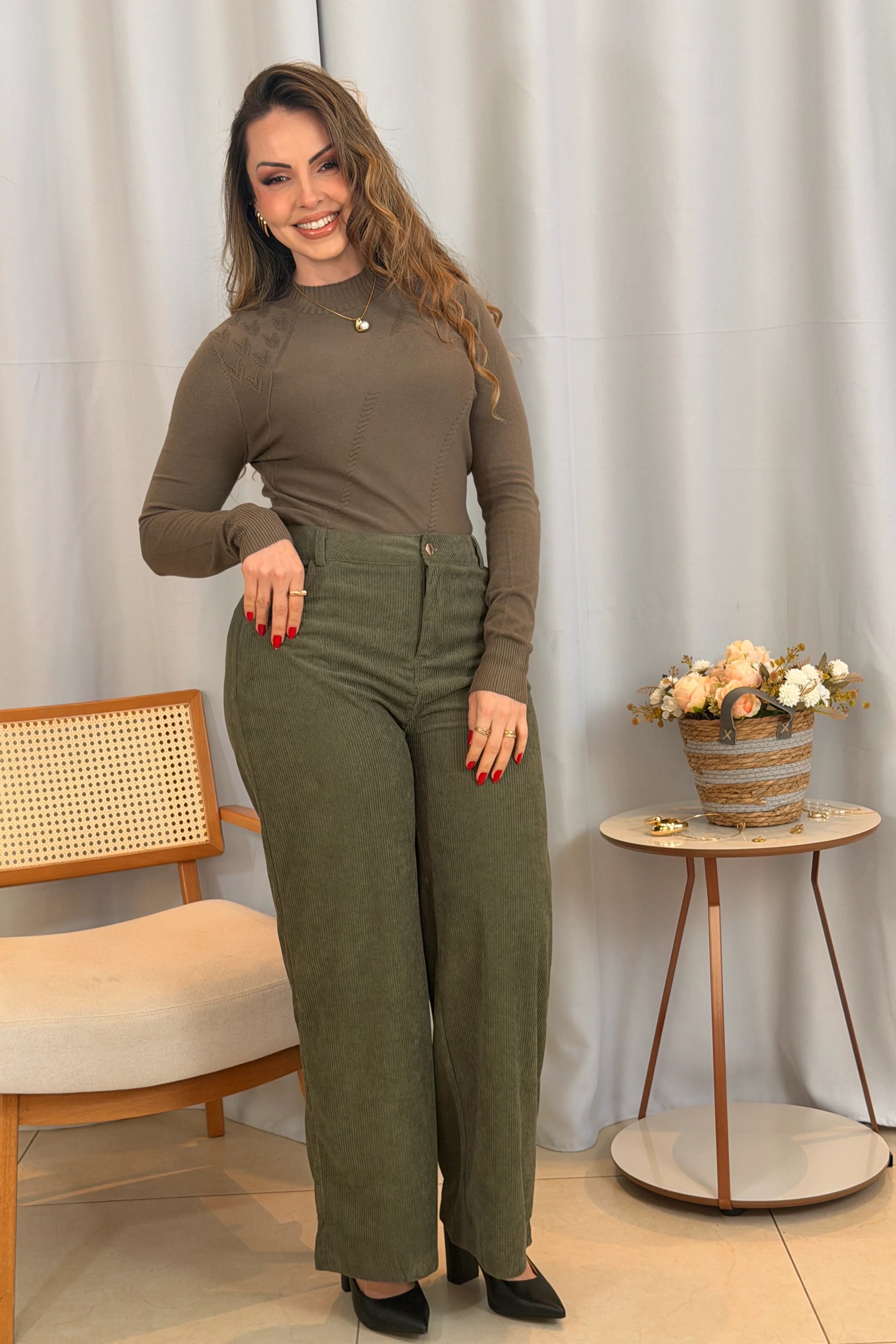Conjunto: Tricot Manga Longa Meia Gola em Modal Gabriela Marrom Oliva + Calça Corte Reto em Cotelê Detalhe Botão Dourado Mia Verde