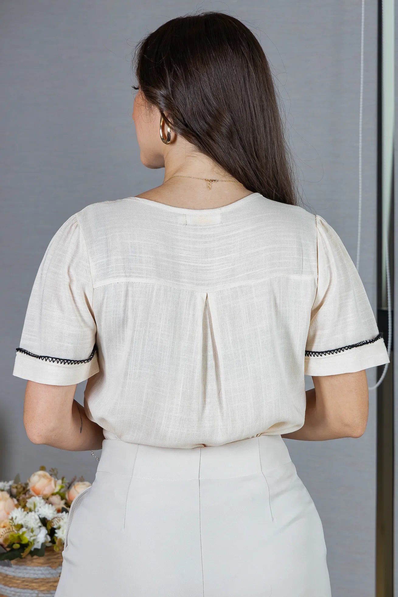 Blusa Manga Curta Visco-Linho Decote em "V" com Botões e Ponto Contrastante Maxine Creme