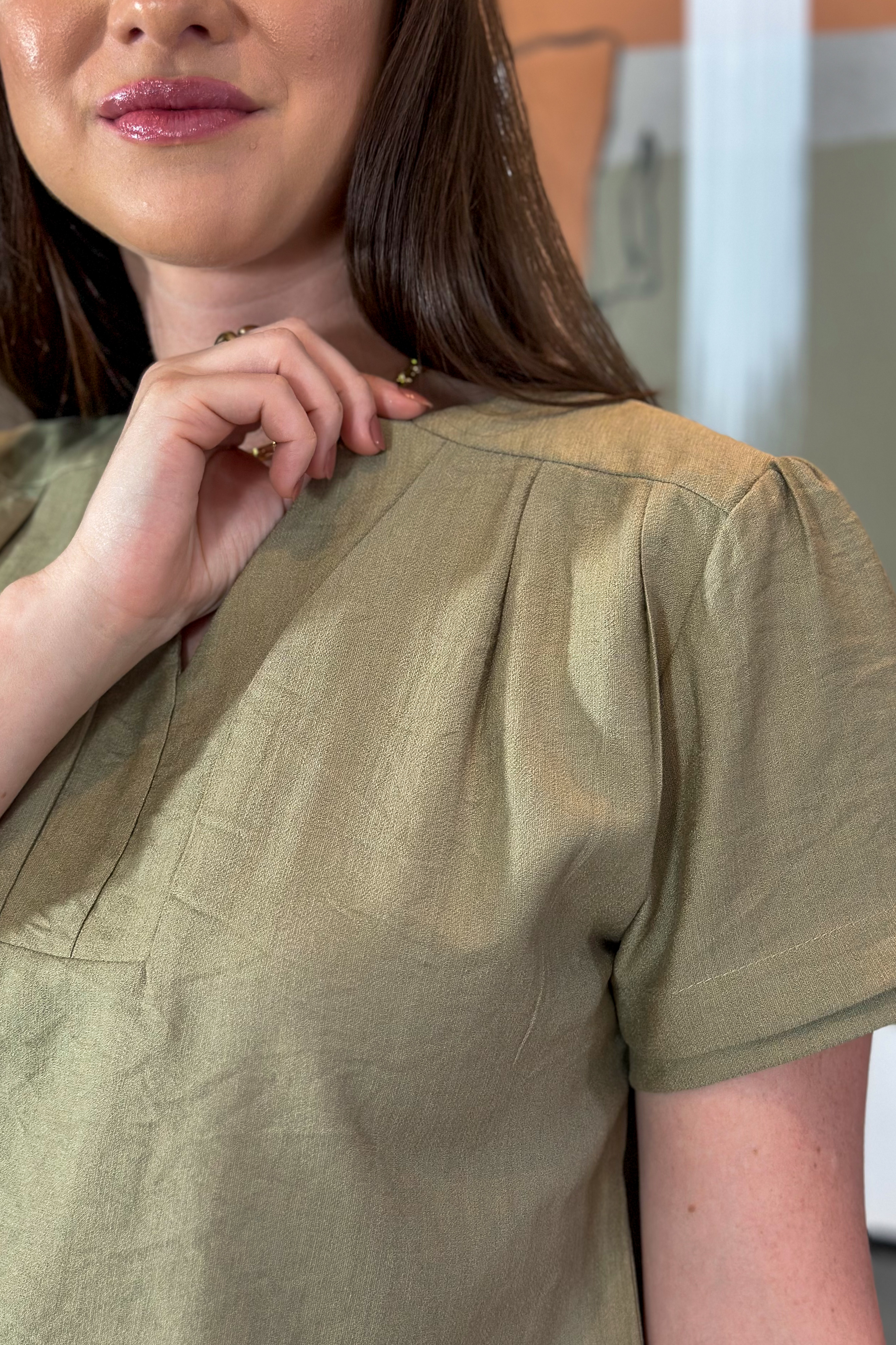 Blusa Manga Curta Decote "V" Graziela Verde Oliva