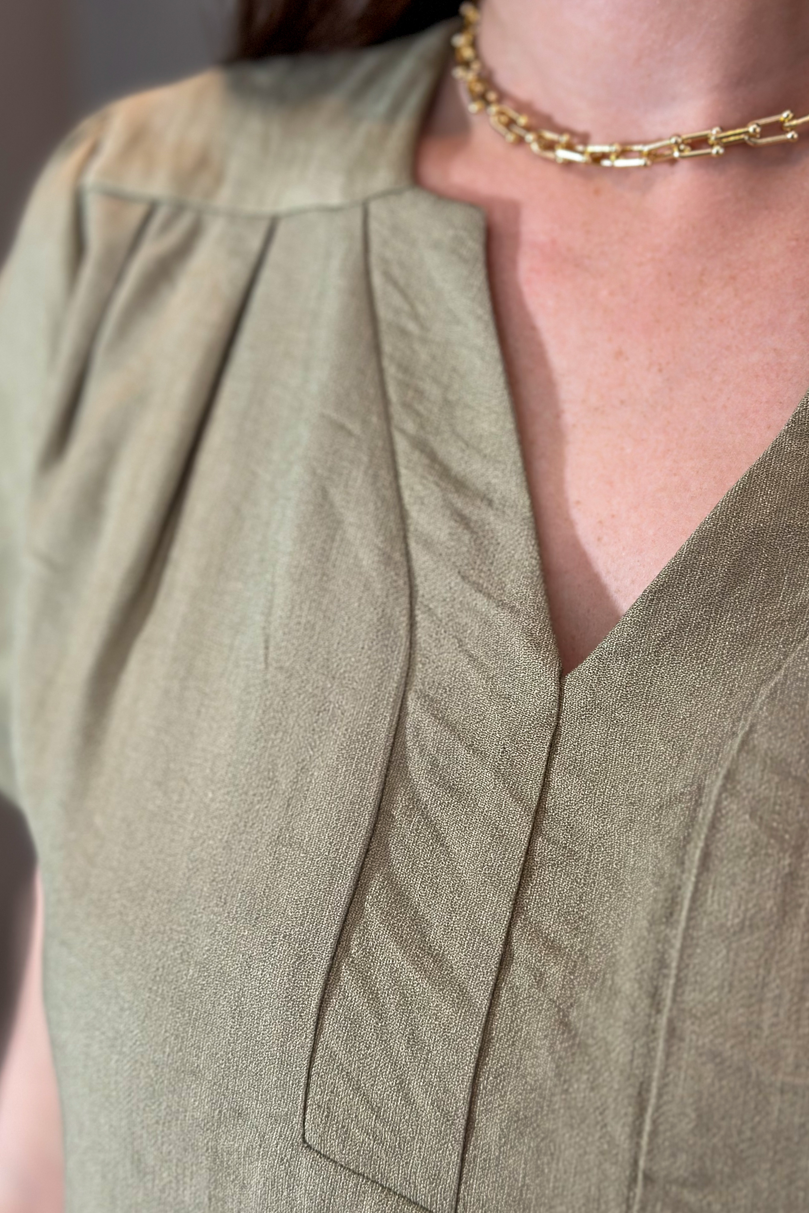 Blusa Manga Curta Decote "V" Graziela Verde Oliva